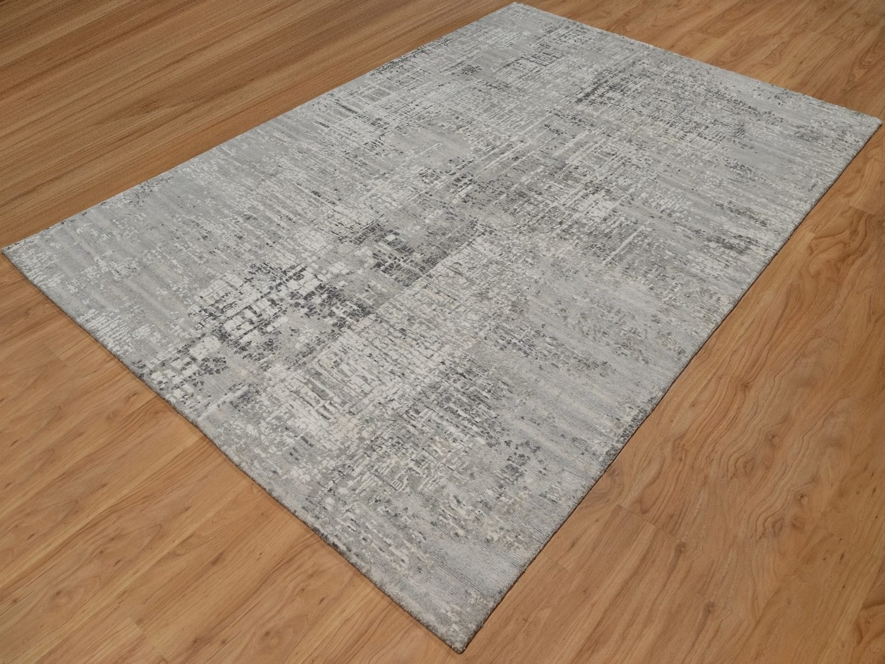 Modern / Contemporary hand-knotted wool rug in Gray, 6'1" x 9' — SKU O091816 (view 3)