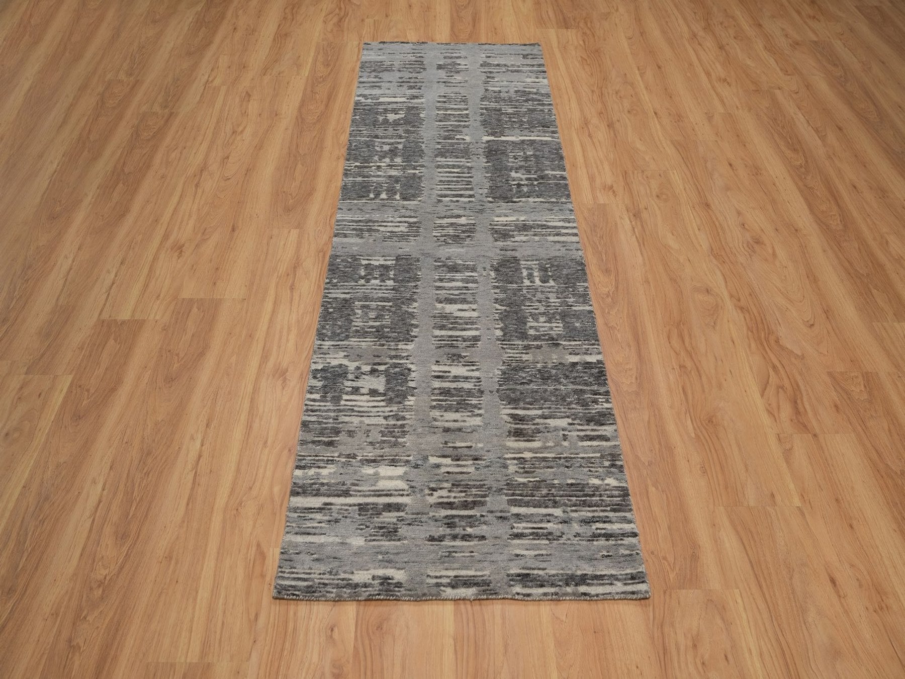 Modern / Contemporary hand-knotted wool runner in Gray, 2'6" x 8' — SKU O091818 (view 2)
