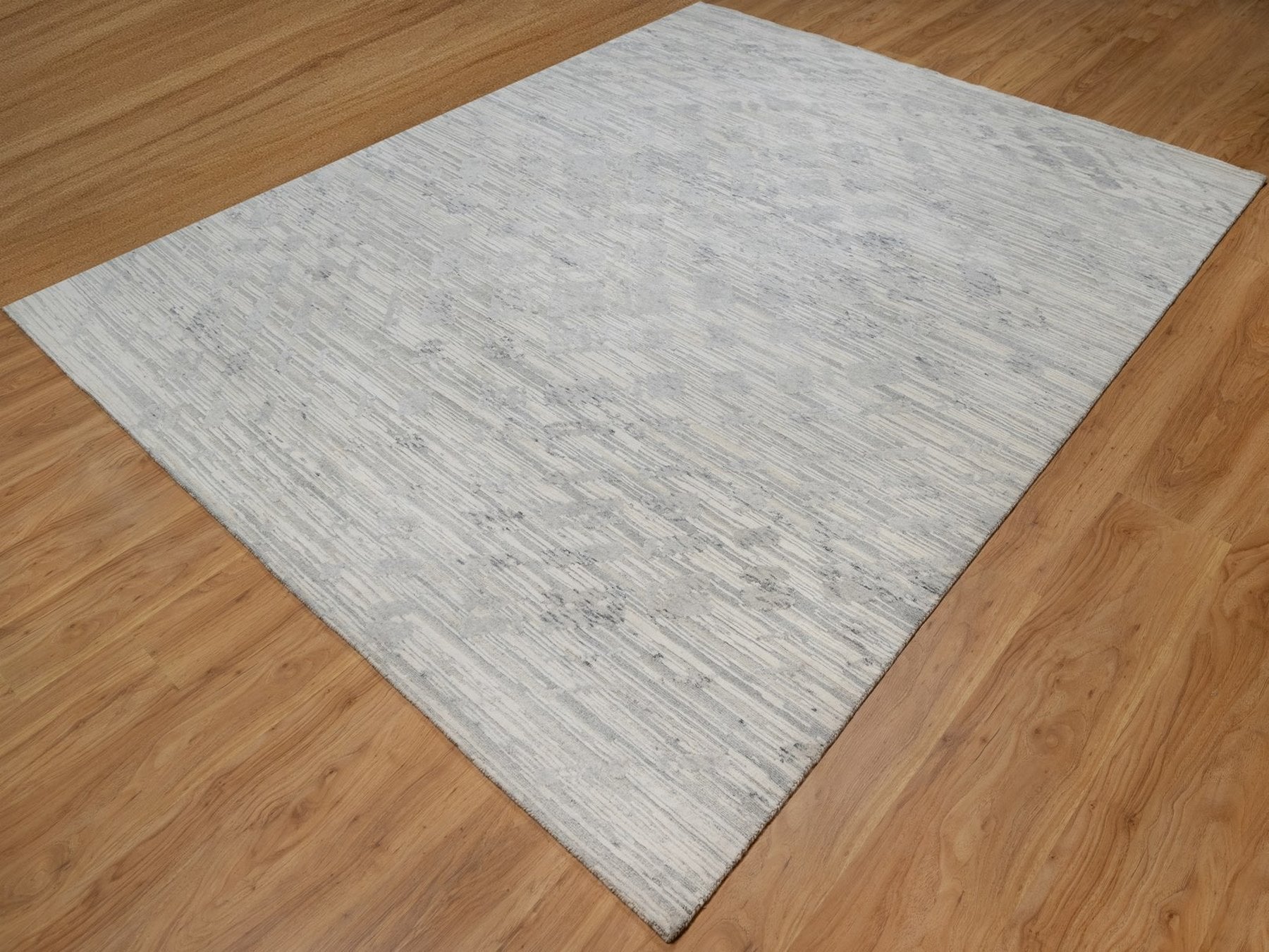 Modern / Contemporary hand-knotted wool rug in Gray, 8' x 10'2" — SKU O091819 (view 3)