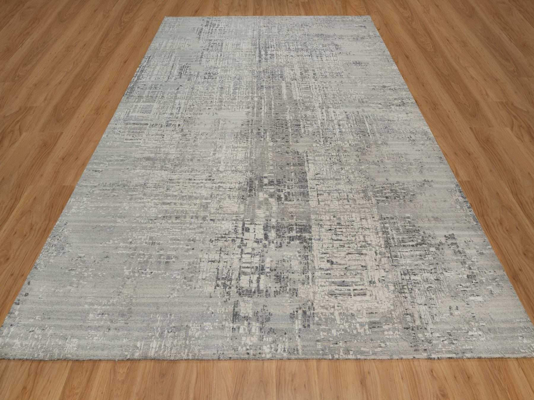 Modern / Contemporary hand-knotted wool rug in Gray, 8'11" x 11'11" — SKU O091822 (view 2)