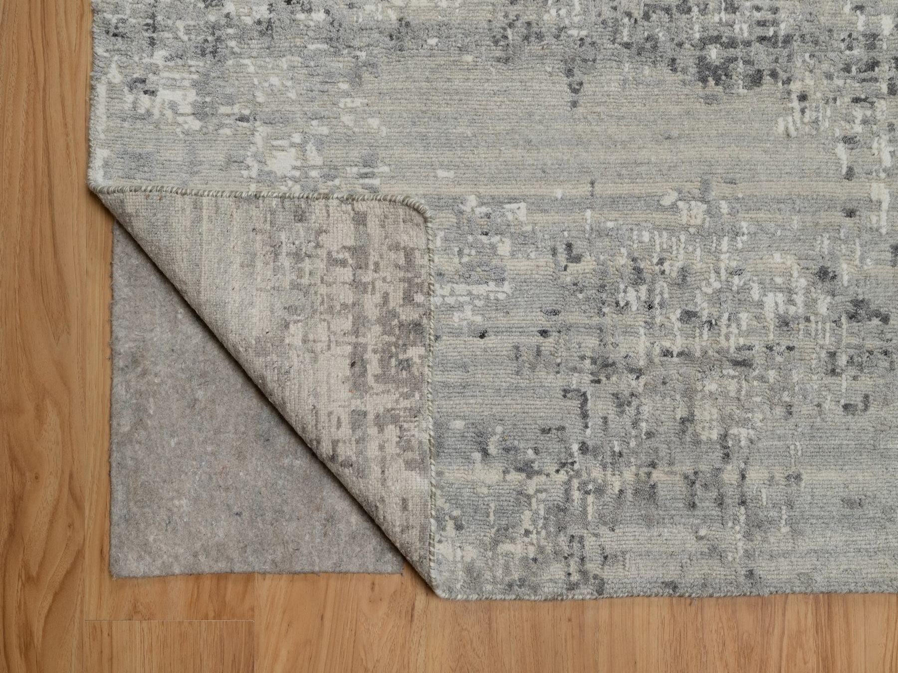 Modern / Contemporary hand-knotted wool rug in Gray, 8'11" x 11'11" — SKU O091822 (view 4)