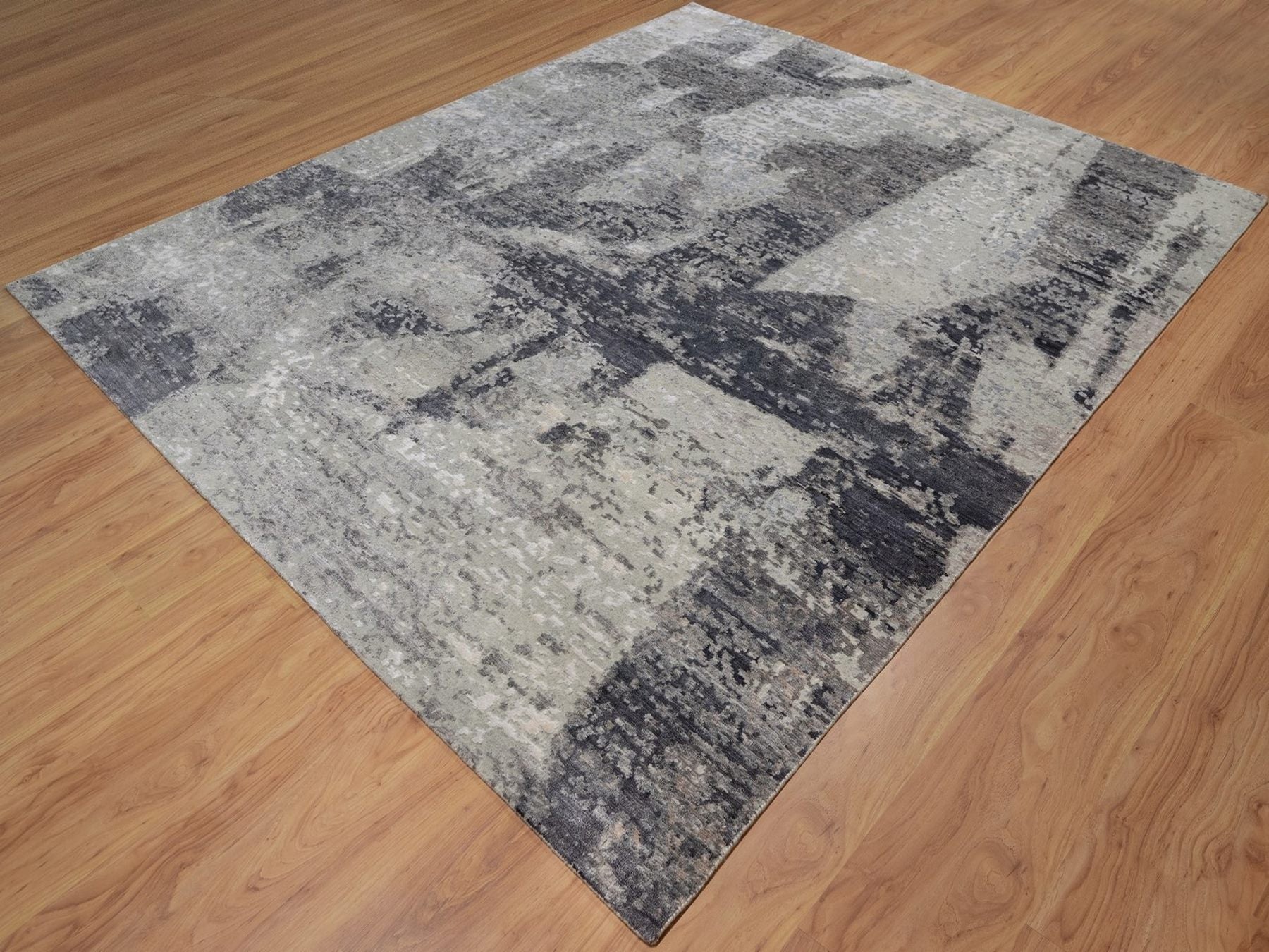 Modern / Contemporary hand-knotted wool rug in Gray, 8'2" x 10' — SKU O091827 (view 3)