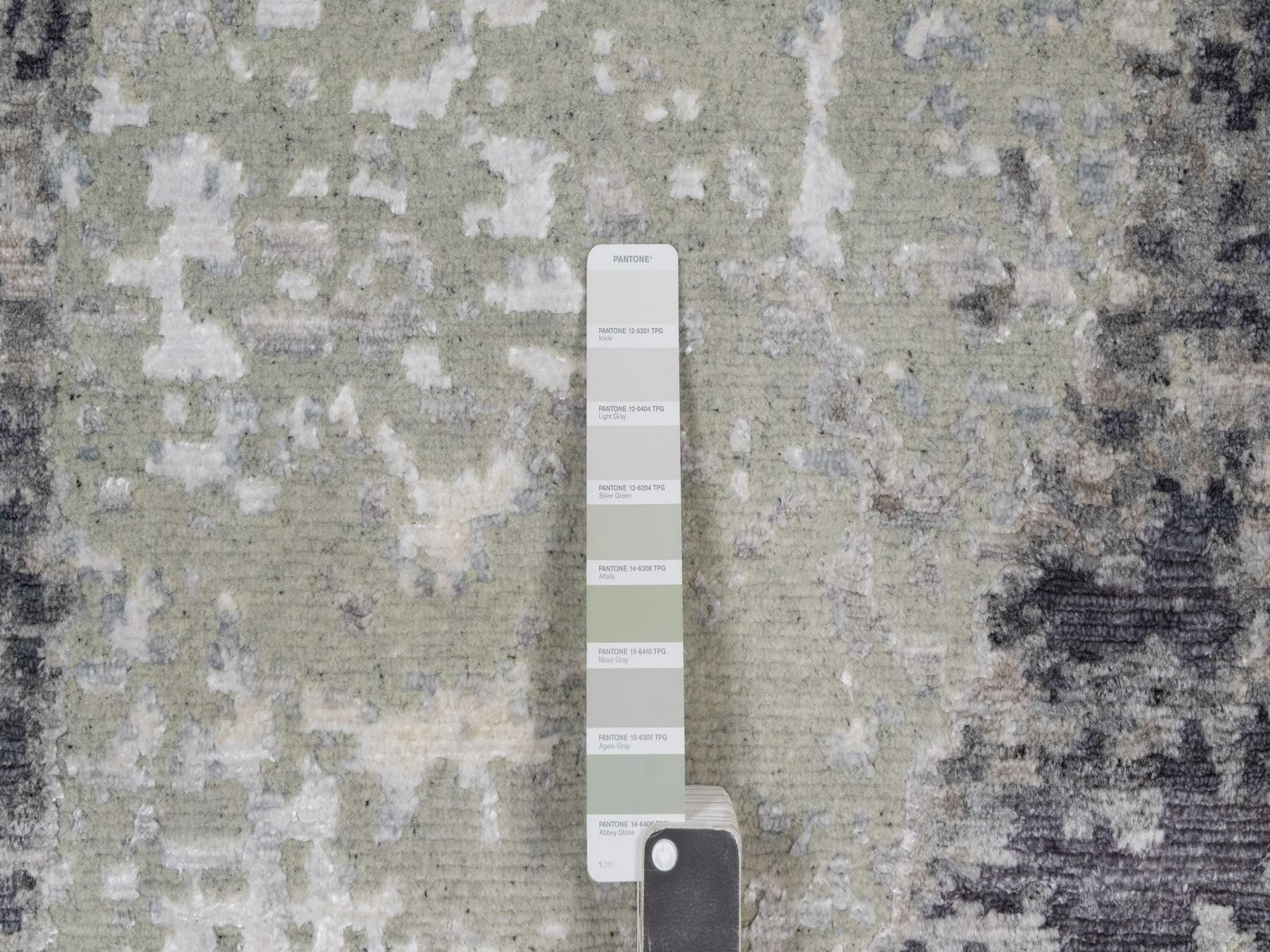 Modern / Contemporary hand-knotted wool rug in Gray, 8'2" x 10' — SKU O091827 (view 7)