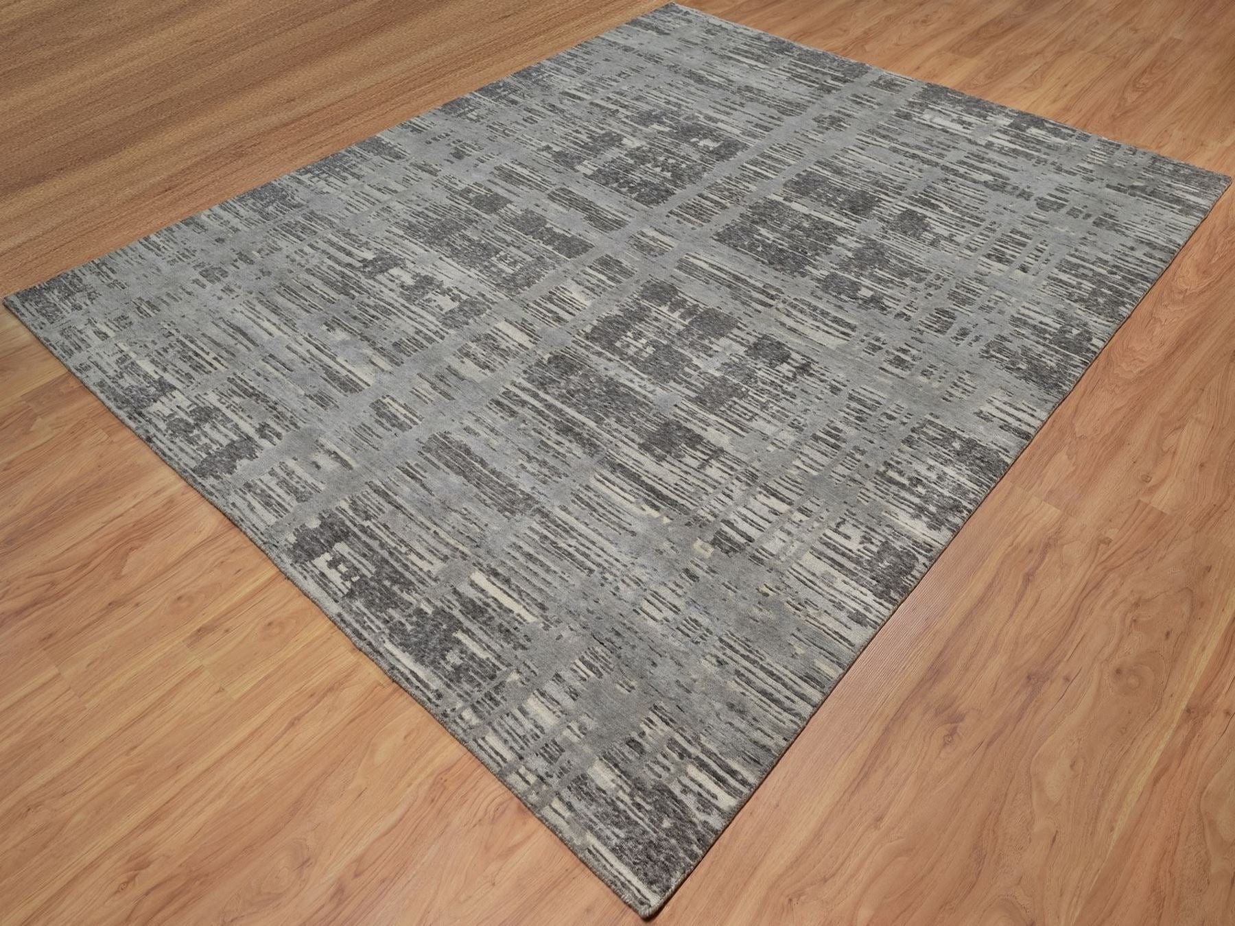 Modern / Contemporary hand-knotted wool rug in Gray, 8'1" x 10'1" — SKU O091832 (view 3)