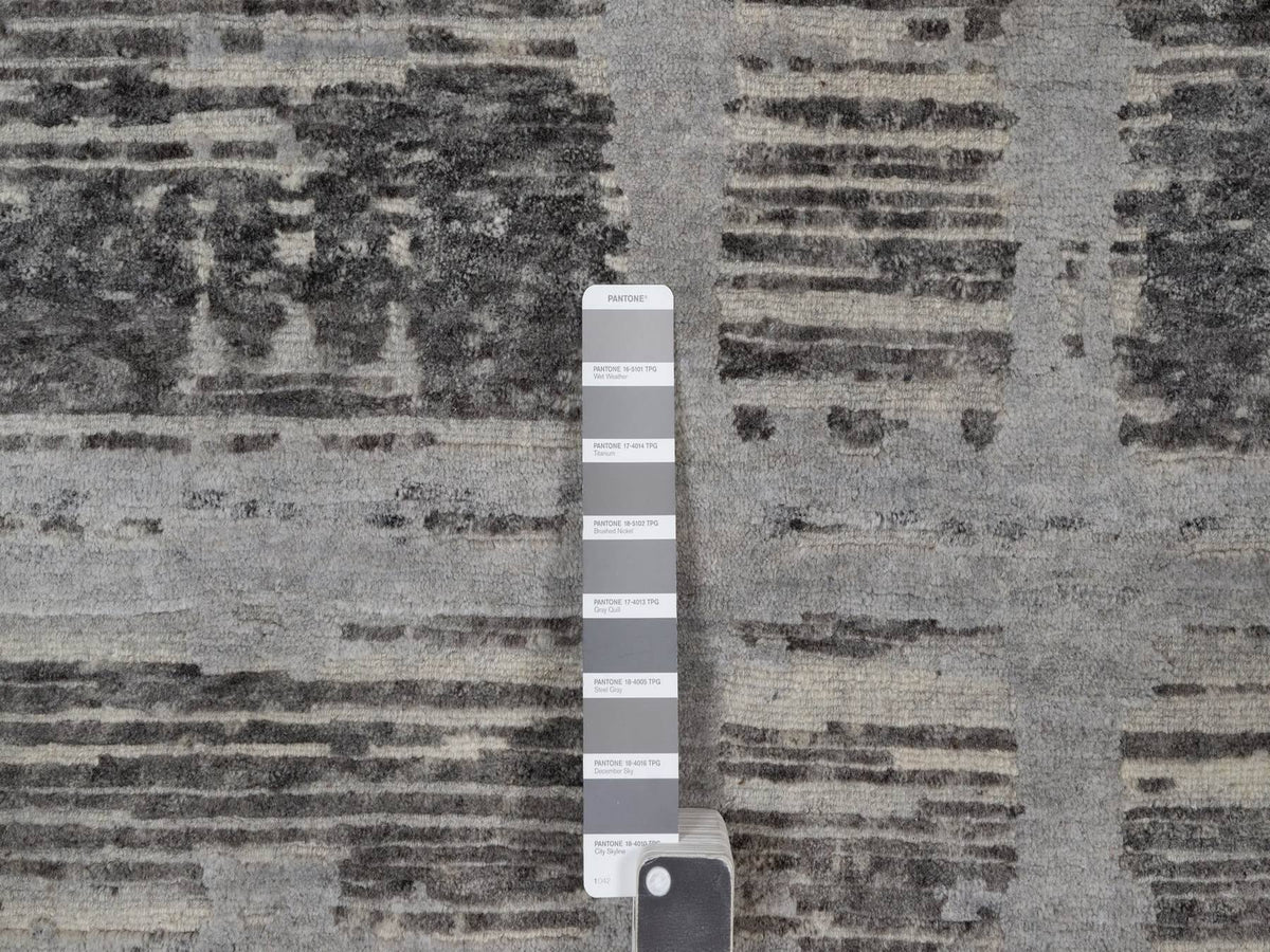 Modern / Contemporary hand-knotted wool rug in Gray, 8'1" x 10'1" — SKU O091832 (view 7)