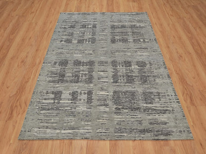 Modern / Contemporary hand-knotted wool rug in Gray, 5' x 7' — SKU O091833 (view 2)