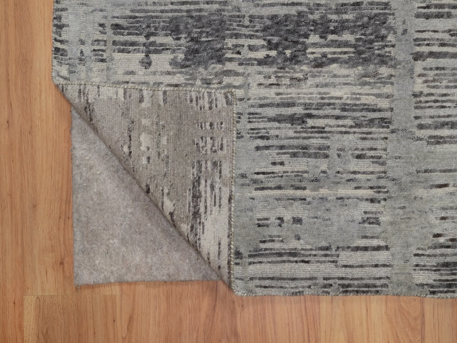 Modern / Contemporary hand-knotted wool rug in Gray, 5' x 7' — SKU O091833 (view 3)