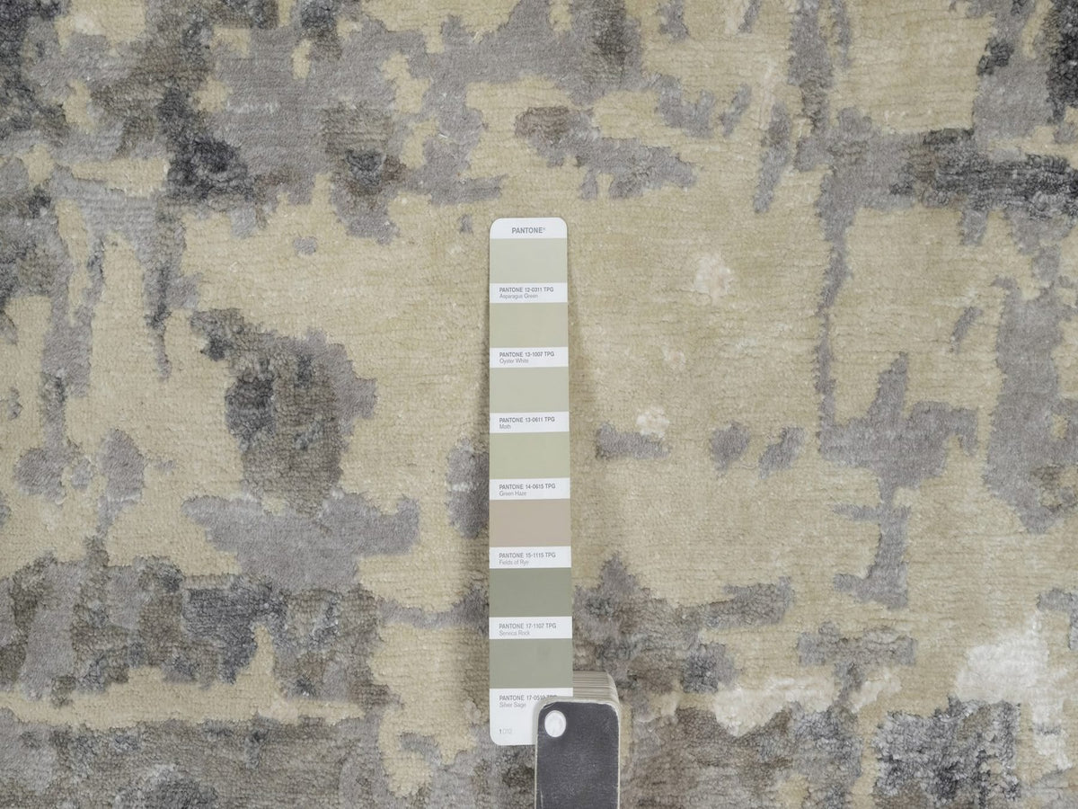 Modern / Contemporary hand-knotted wool rug in Ivory, 8'1" x 9'11" — SKU O091840 (view 7)
