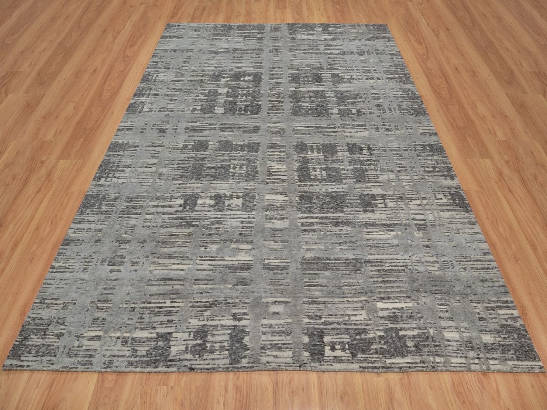 Modern / Contemporary hand-knotted wool rug in Gray, 8'1" x 10'2" — SKU O091847 (view 2)