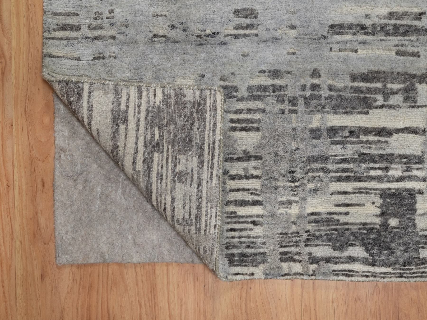 Modern / Contemporary hand-knotted wool rug in Gray, 8'1" x 10'2" — SKU O091847 (view 4)