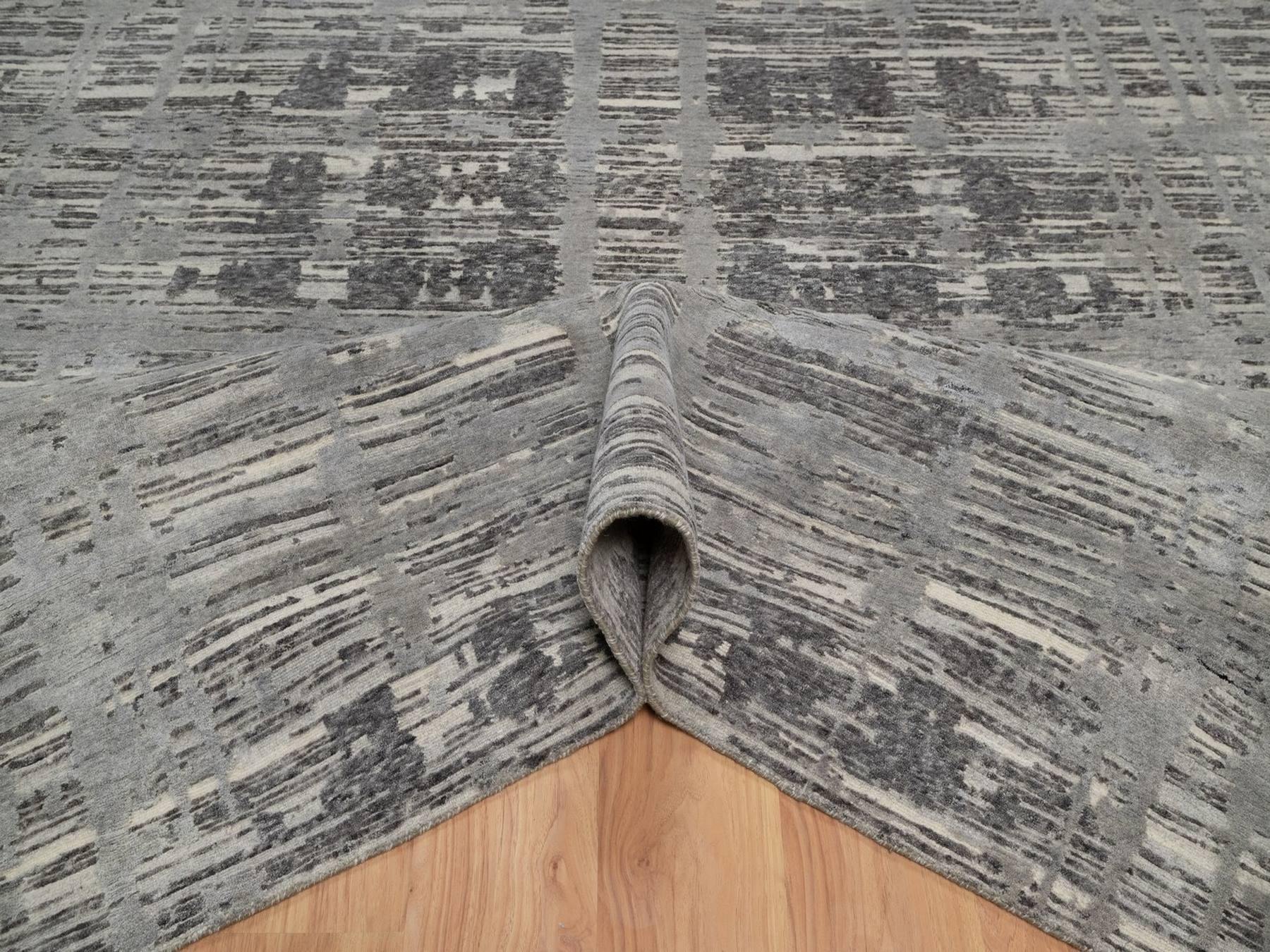 Modern / Contemporary hand-knotted wool rug in Gray, 8'1" x 10'2" — SKU O091847 (view 5)