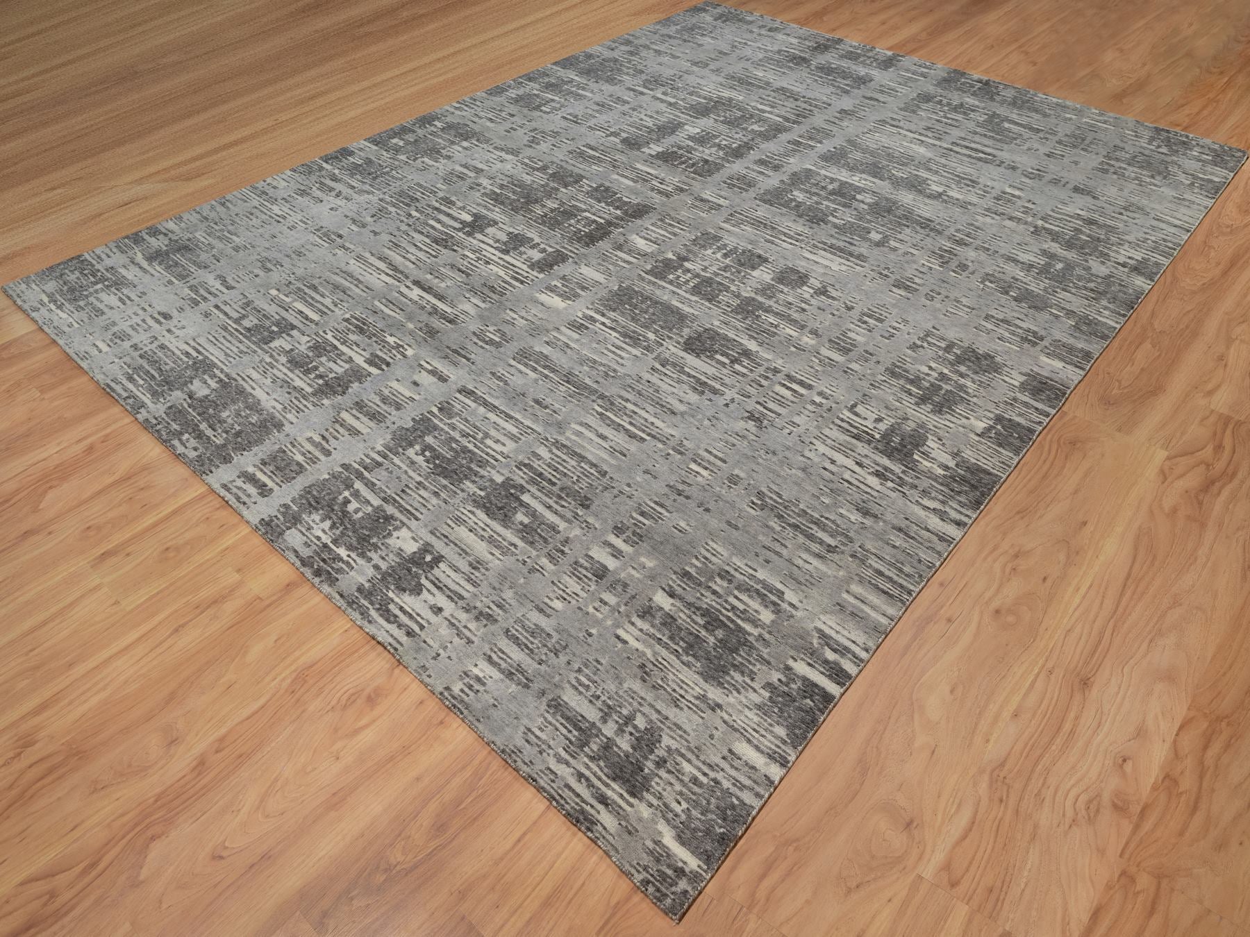 Modern / Contemporary hand-knotted wool rug in Gray, 8'11" x 12'1" — SKU O091850 (view 3)