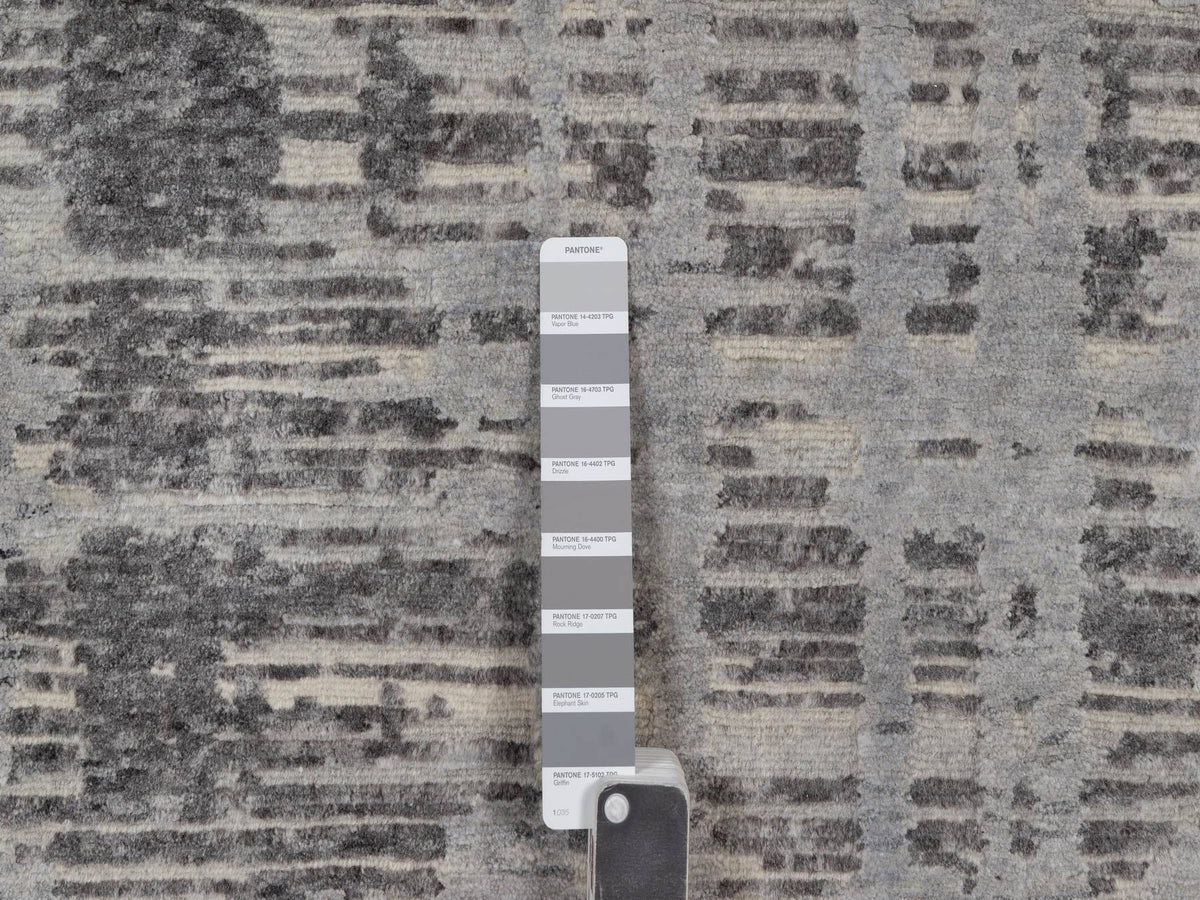Modern / Contemporary hand-knotted wool rug in Gray, 8'11" x 12'1" — SKU O091850 (view 7)