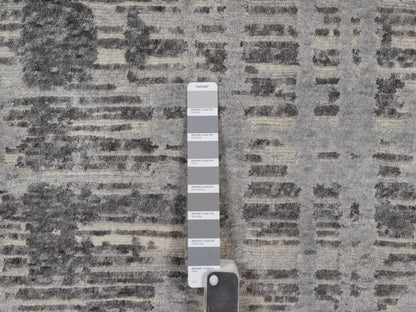 Modern / Contemporary hand-knotted wool rug in Gray, 8'11" x 12'1" — SKU O091850 (view 7)