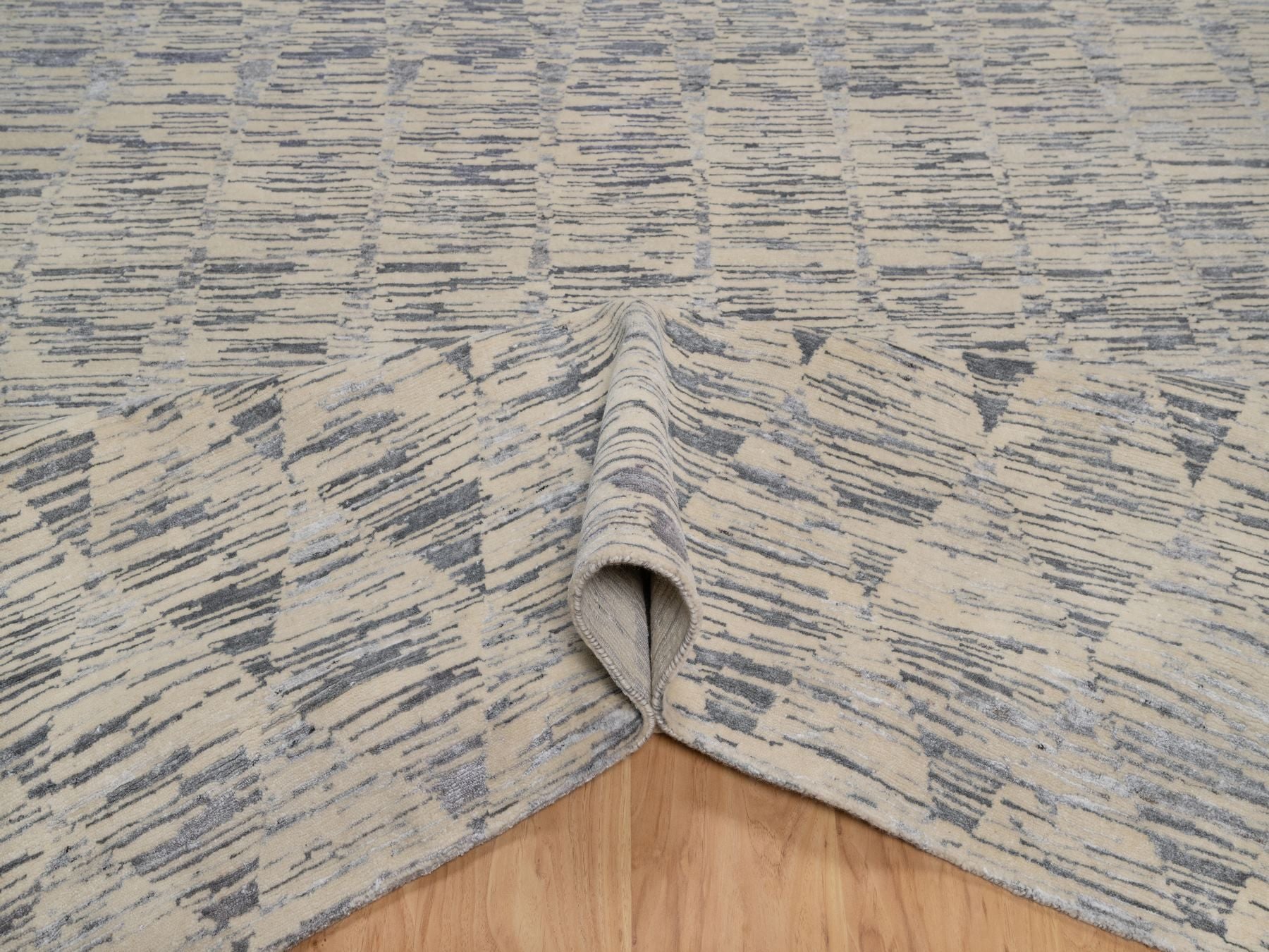 Modern / Contemporary hand-knotted wool rug in Ivory, 8'1" x 10' — SKU O091855 (view 5)