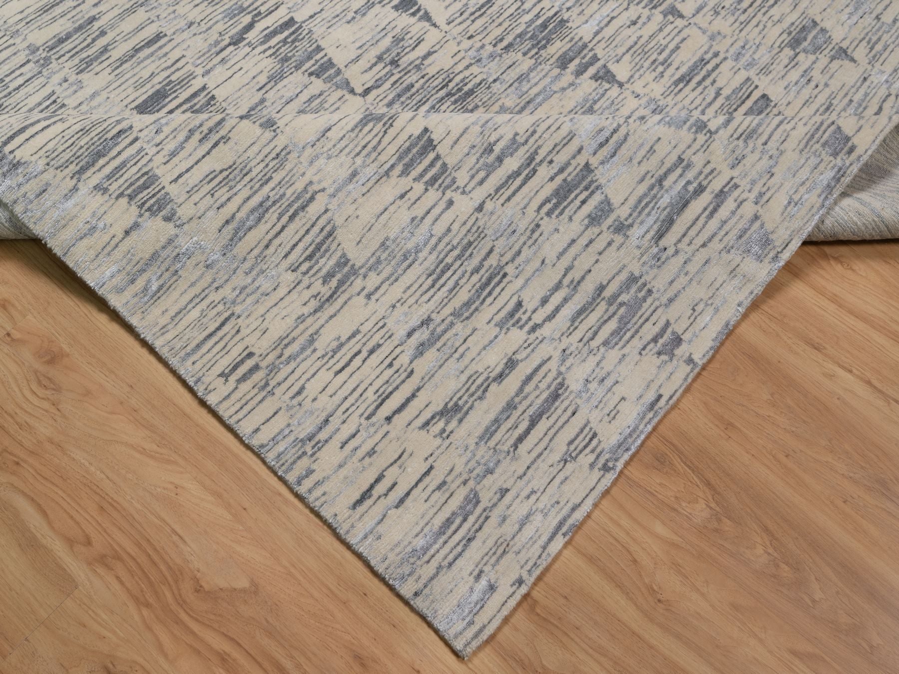 Modern / Contemporary hand-knotted wool rug in Ivory, 8'1" x 10' — SKU O091855 (view 6)