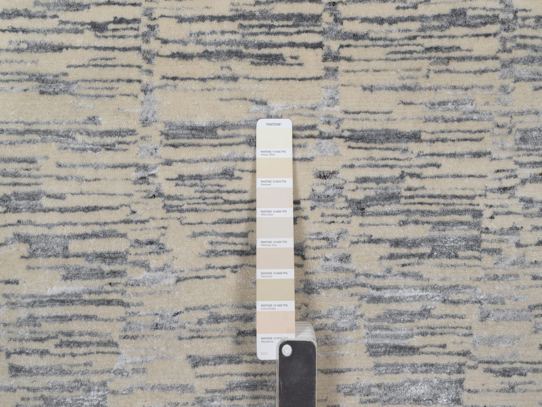 Modern / Contemporary hand-knotted wool rug in Ivory, 8'1" x 10' — SKU O091855 (view 7)