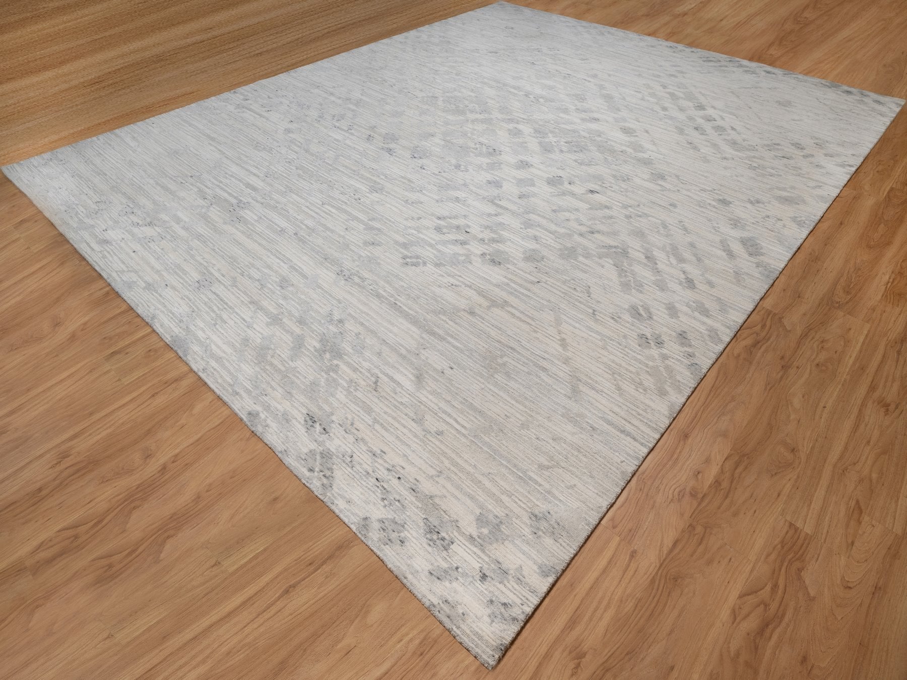 Modern / Contemporary hand-knotted wool rug in Gray, 11'11" x 15'3" — SKU O091856 (view 3)
