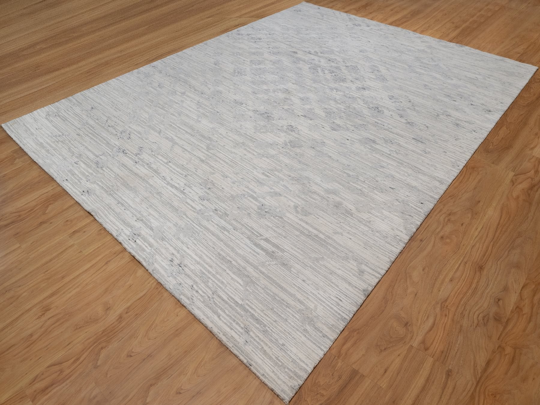 Modern / Contemporary hand-knotted wool rug in Gray, 9' x 12'1" — SKU O091859 (view 3)