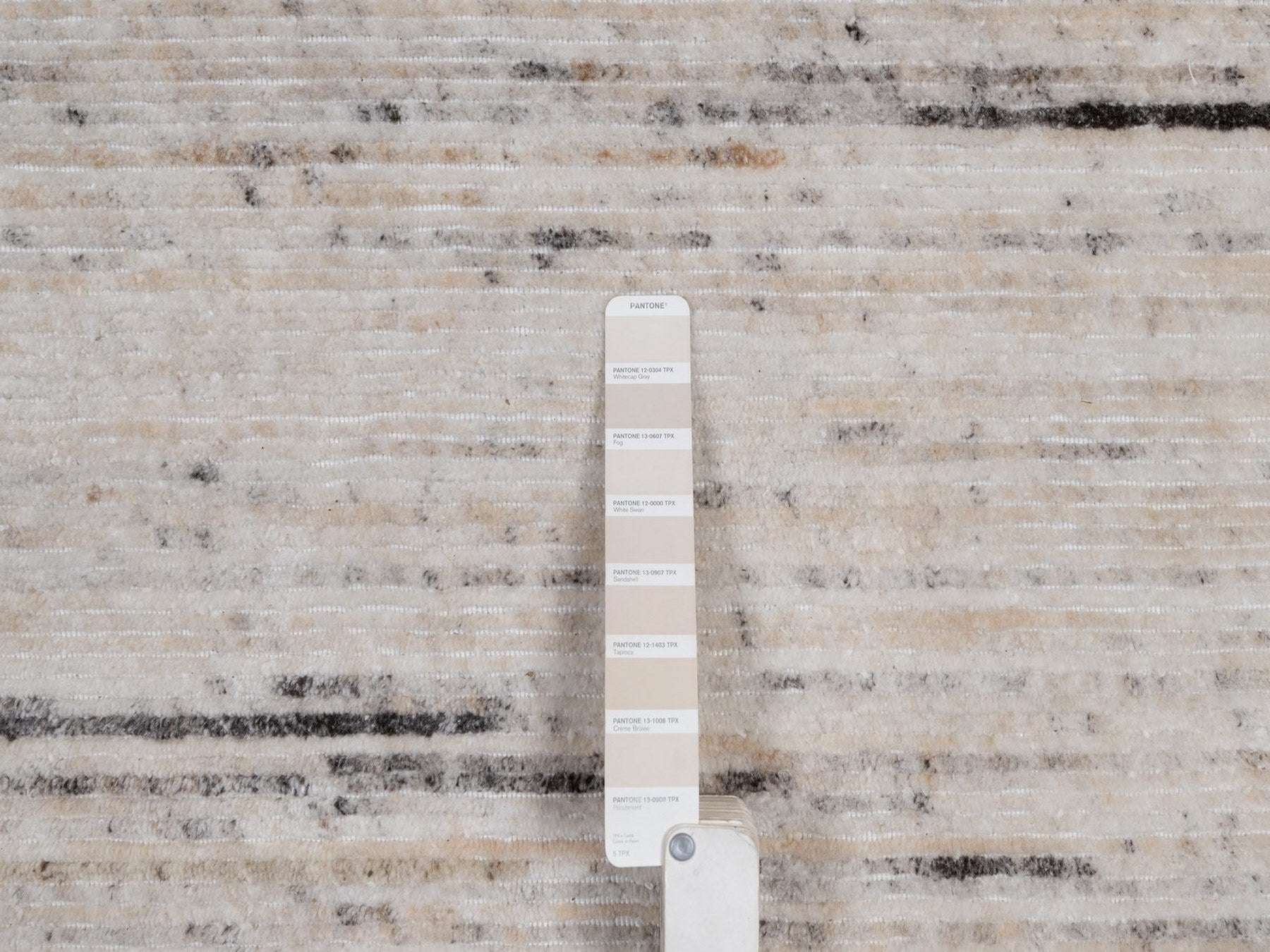 Modern / Contemporary hand-knotted polyester rug in Ivory, 8'1" x 10'1" — SKU O091871 (view 7)