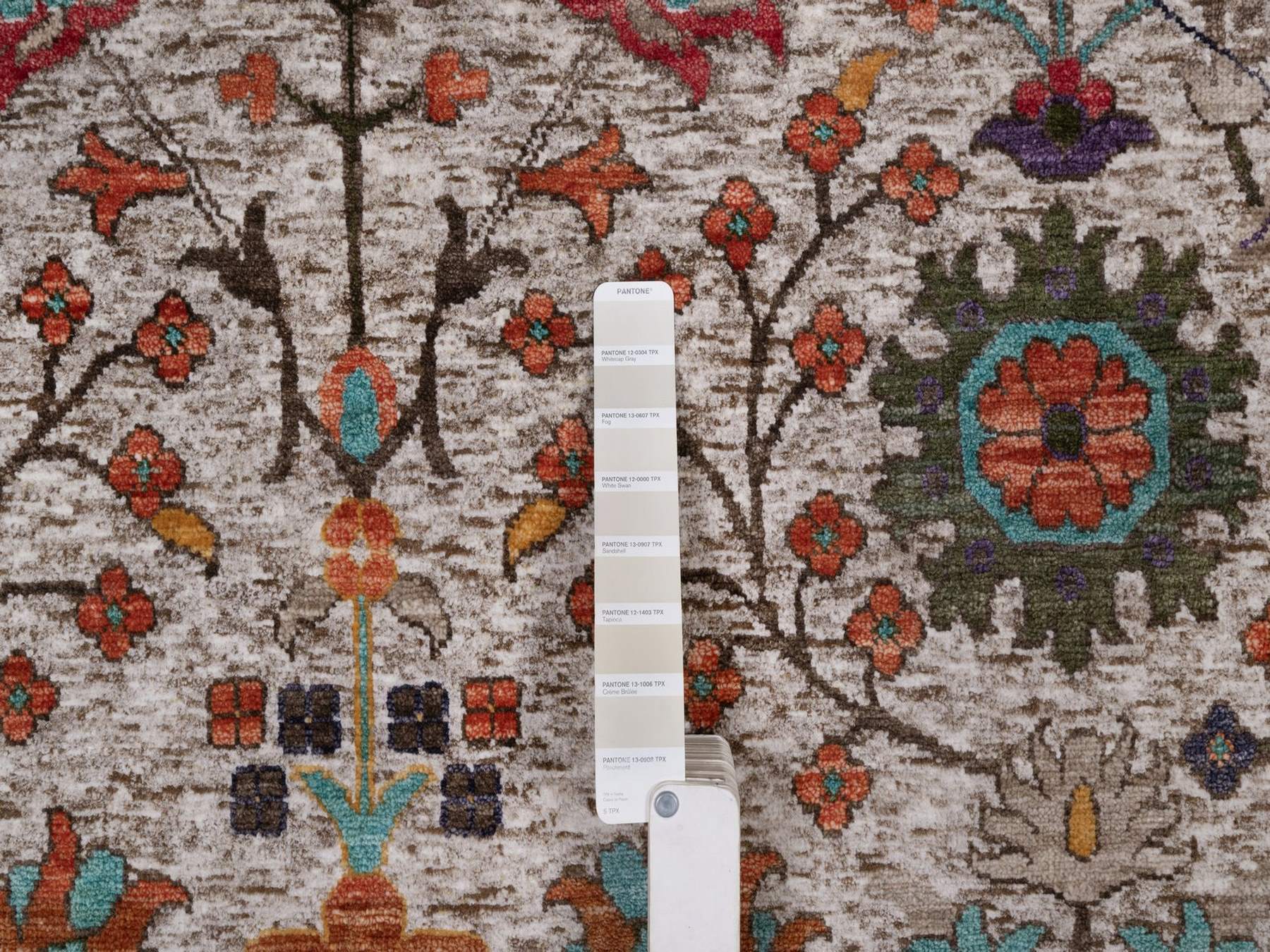 Transitional hand-knotted wool/silk rug in Ivory, 7'10" x 7'10" — SKU O091919 (view 7)
