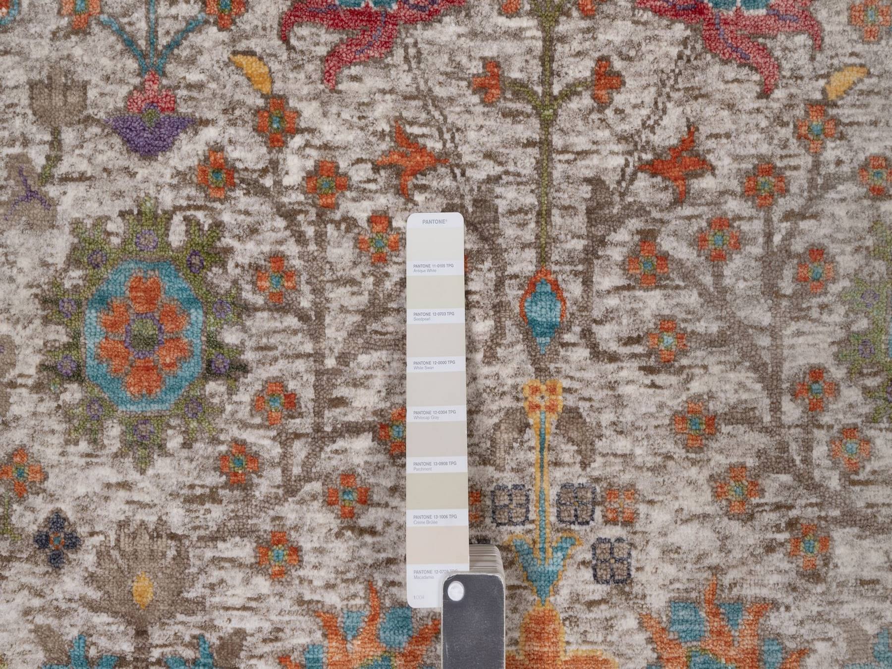 Transitional hand-knotted wool/silk rug in Ivory, 6' x 8'11" — SKU O091927 (view 7)