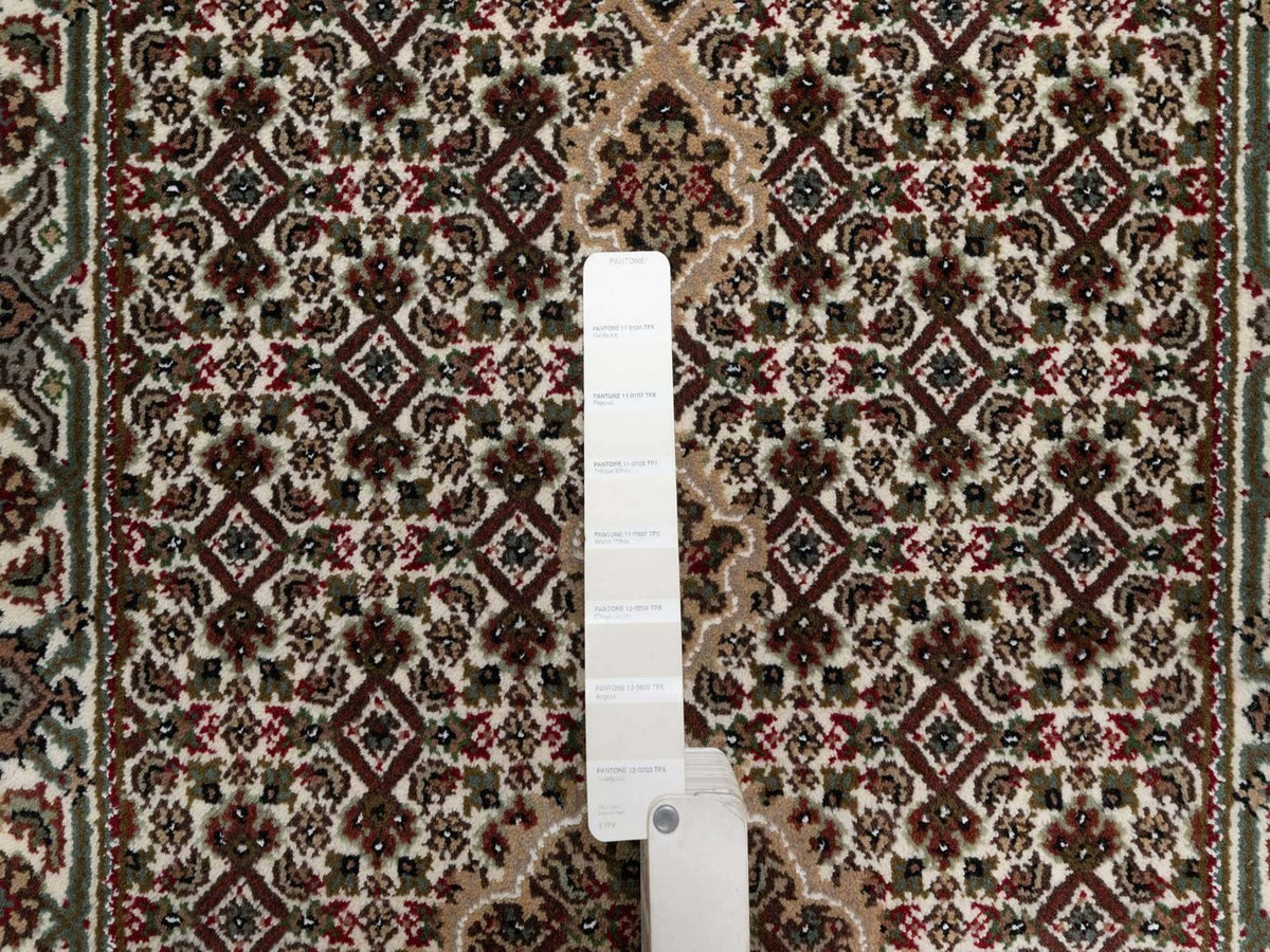 Tabriz Fine Oriental hand-knotted wool runner in Ivory, 2'9" x 8'1" — SKU O091975 (view 4)