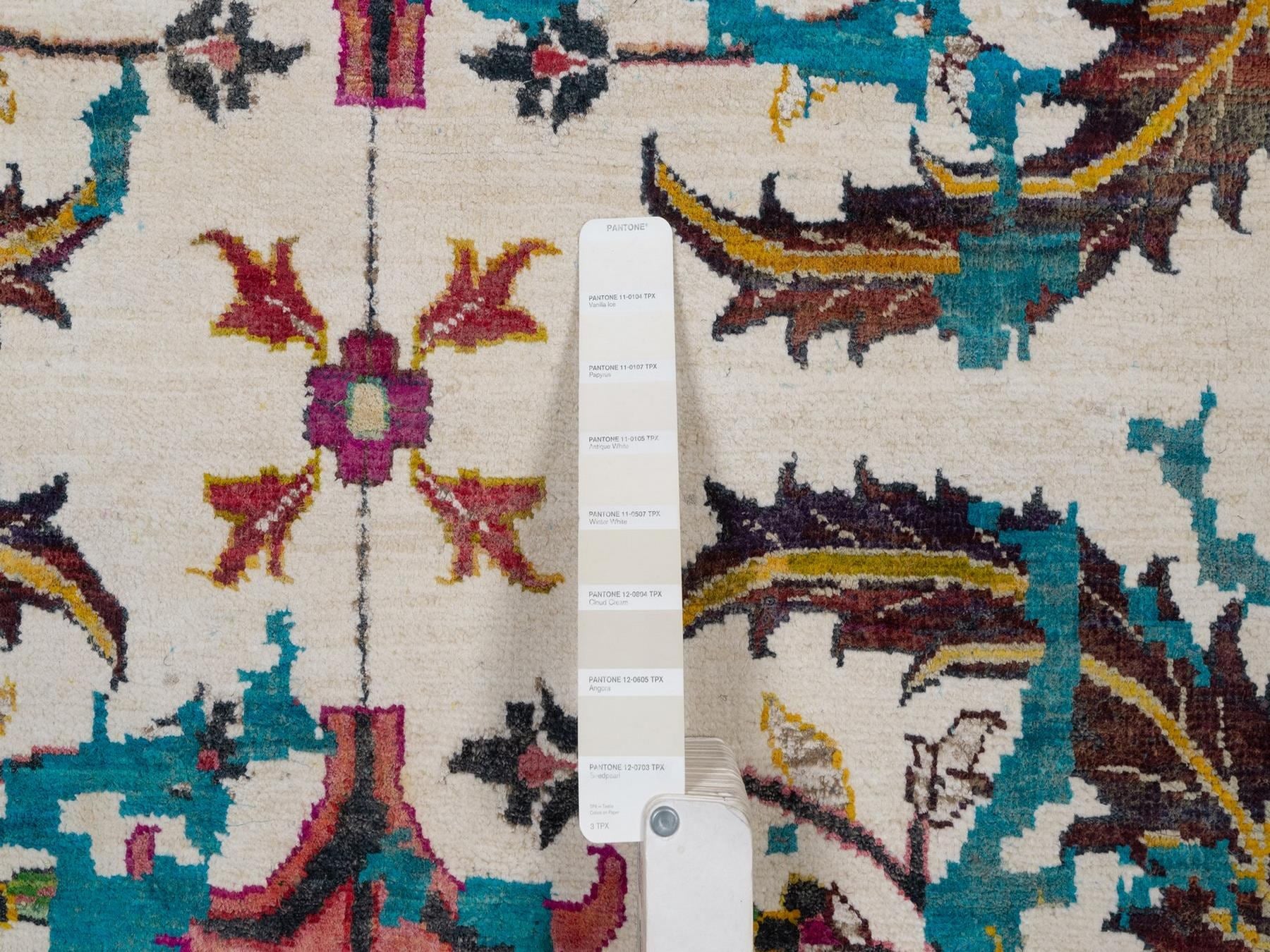 Transitional hand-knotted wool/silk rug in Ivory & Green, 8'11" x 12'2" — SKU O092076 (view 7)