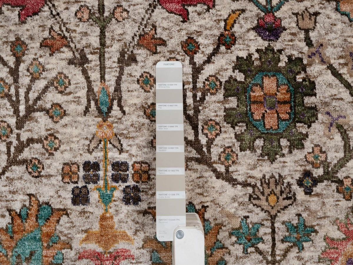 Transitional hand-knotted wool/silk rug in Ivory, 5' x 6'11" — SKU O092078 (view 4)