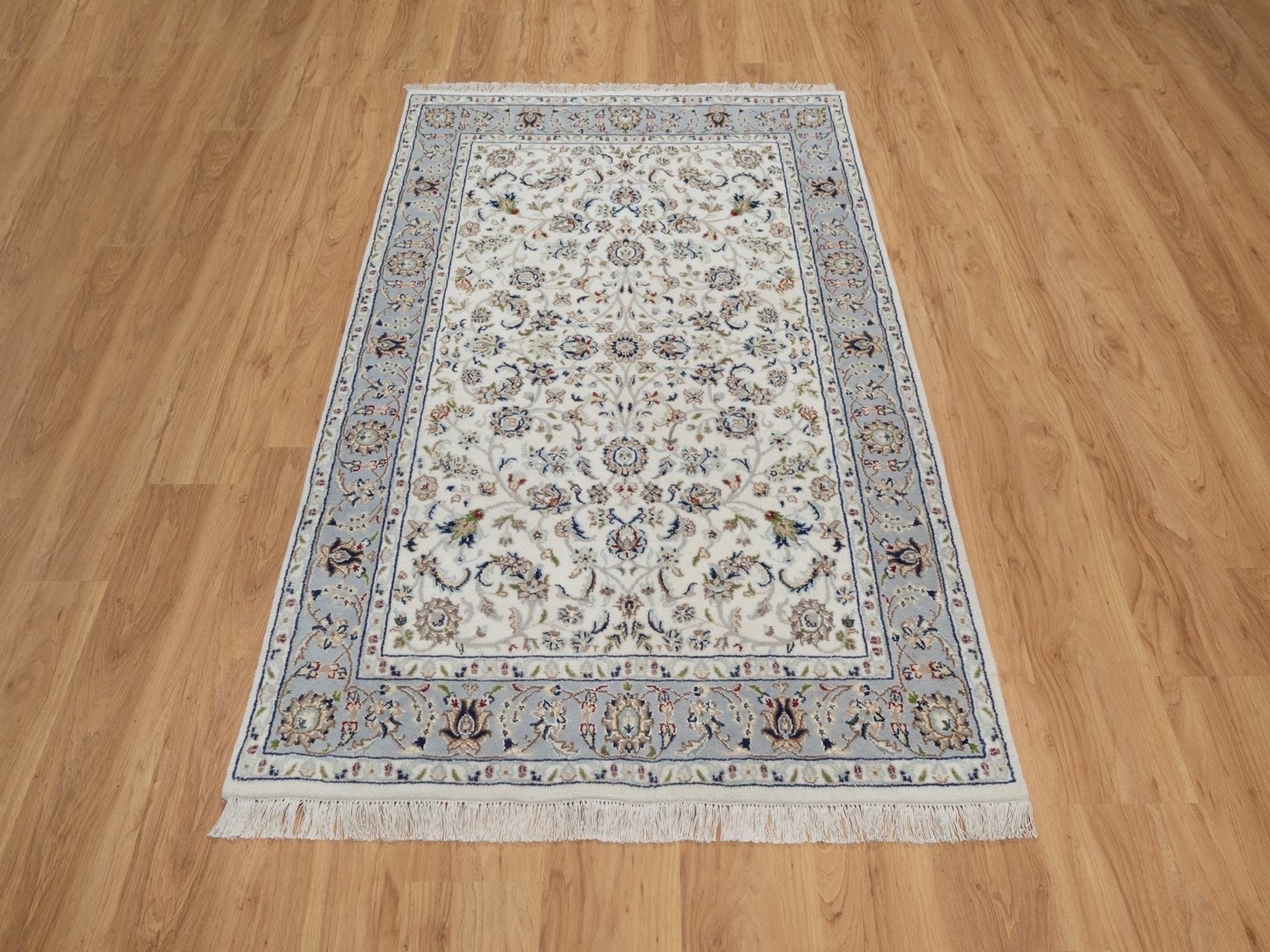 Ivory 4'0" x 5'11" Fine Oriental Hand knotted Wool/Silk Rug - Sku: O092092