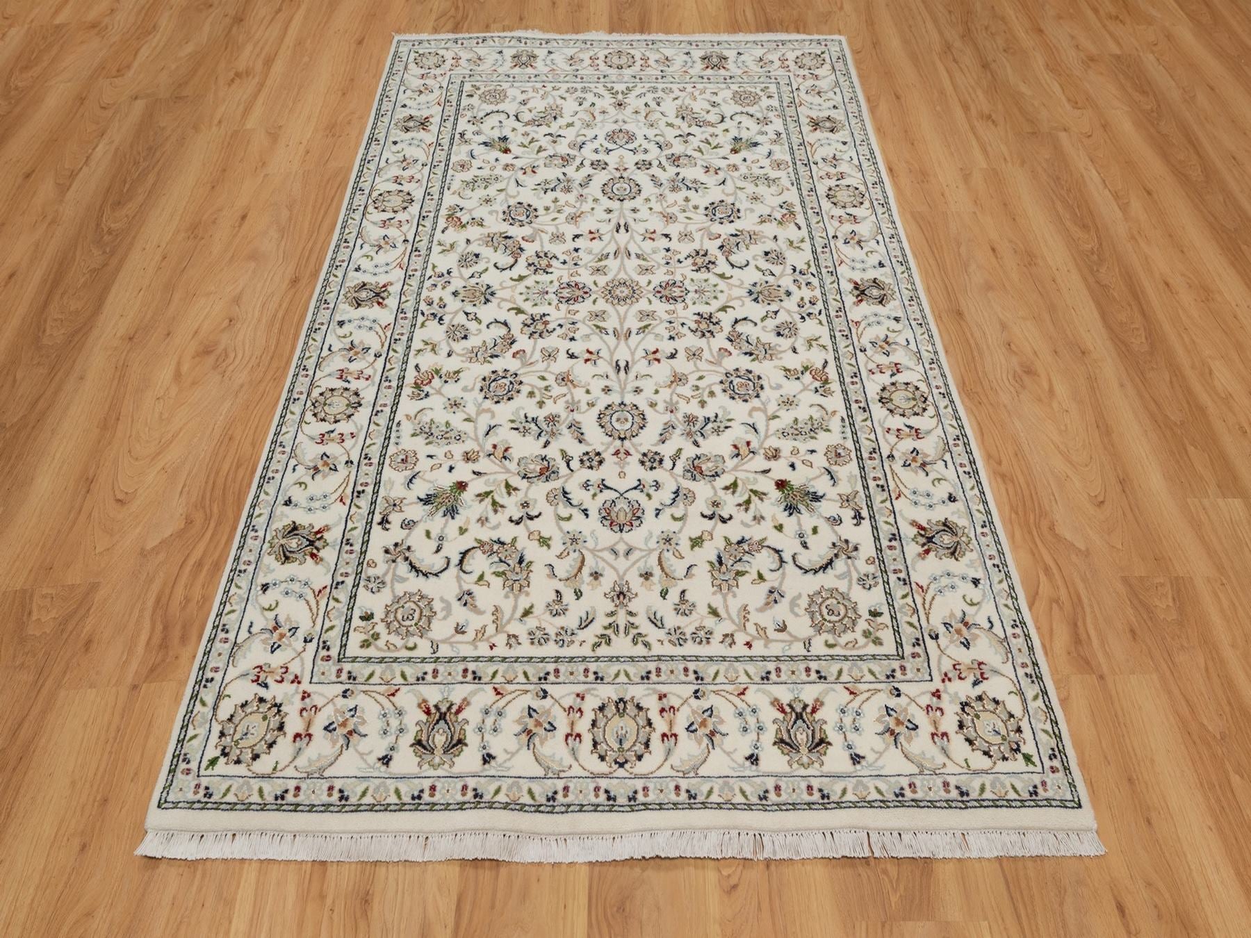 Ivory 4'10" x 8'0" Fine Oriental Hand knotted Wool/Silk Rug - Sku: O092095