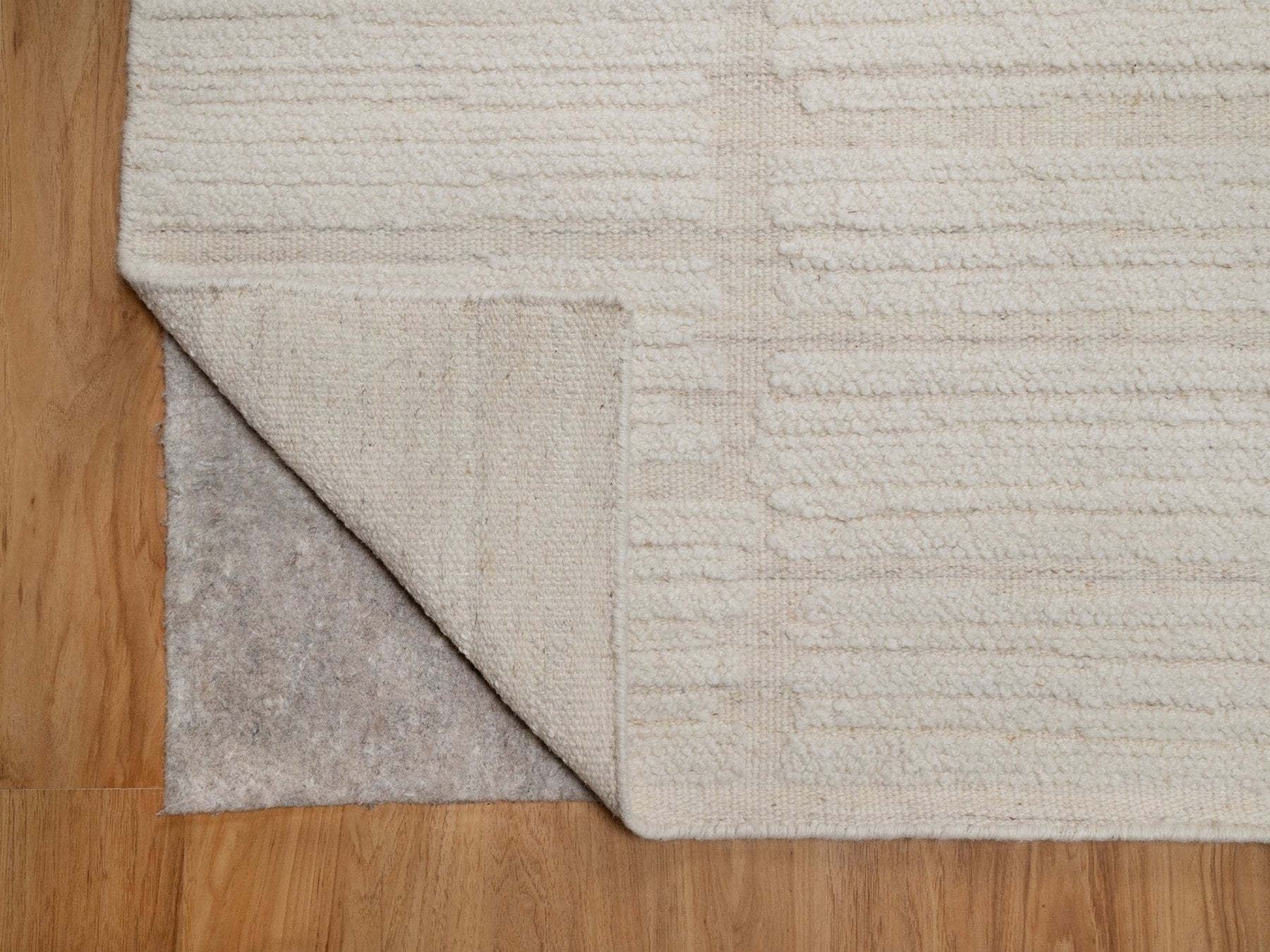 Modern / Contemporary hand-knotted wool rug in Ivory, 8'1" x 10' — SKU O092148 (view 4)