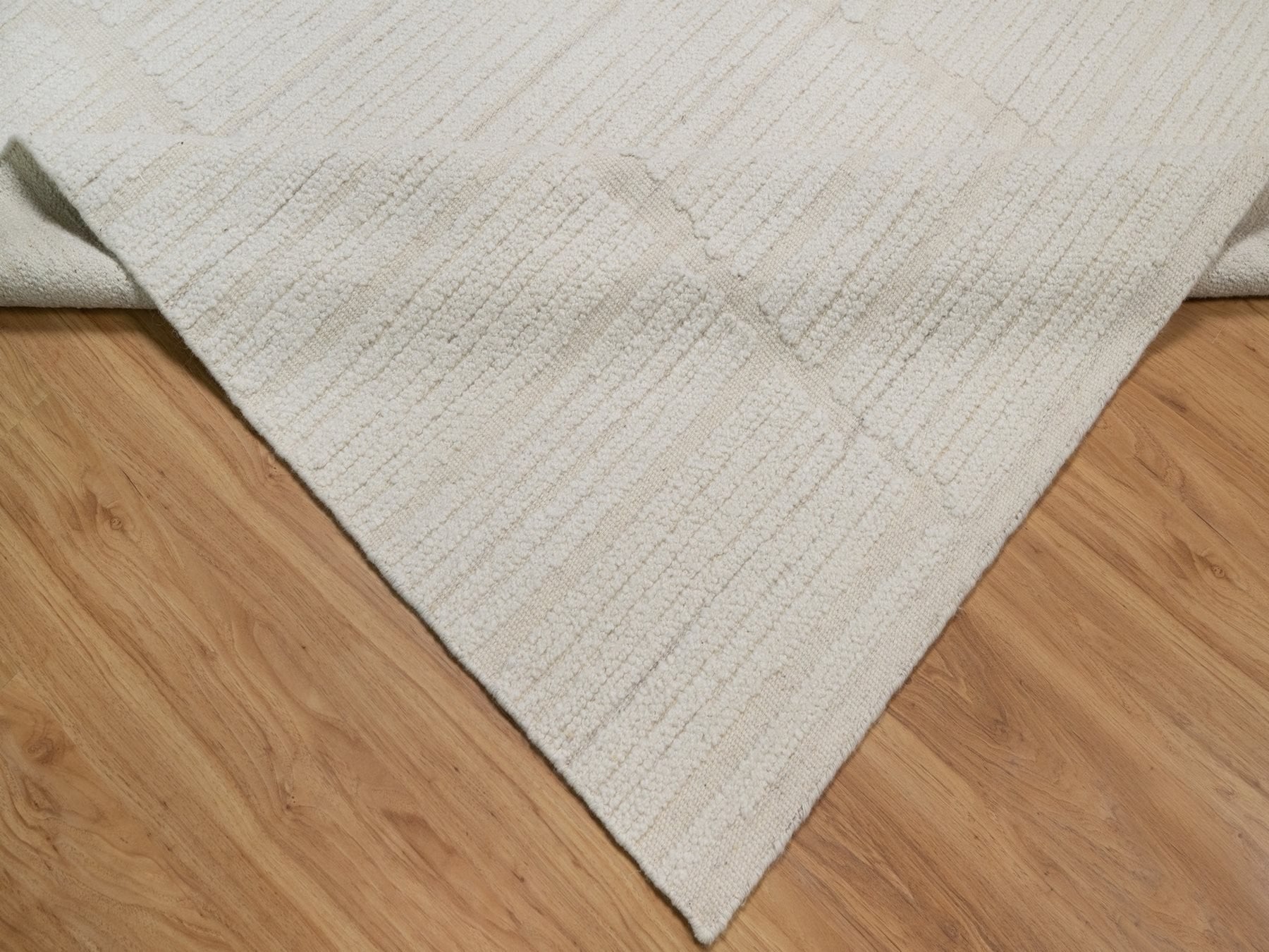 Modern / Contemporary hand-knotted wool rug in Ivory, 8'1" x 10' — SKU O092148 (view 6)