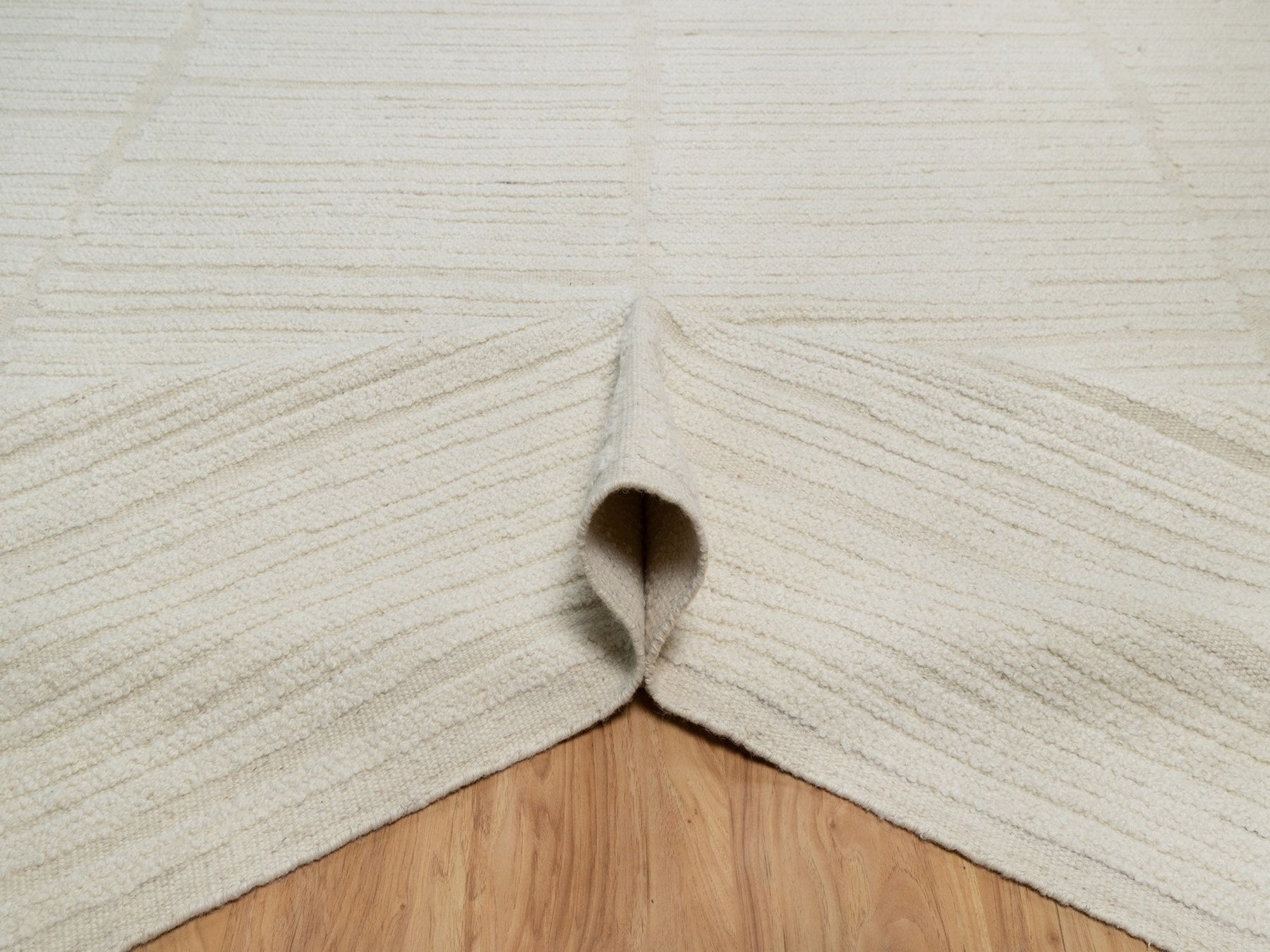 Modern / Contemporary hand-knotted wool rug in Ivory, 9'1" x 12'3" — SKU O092149 (view 5)