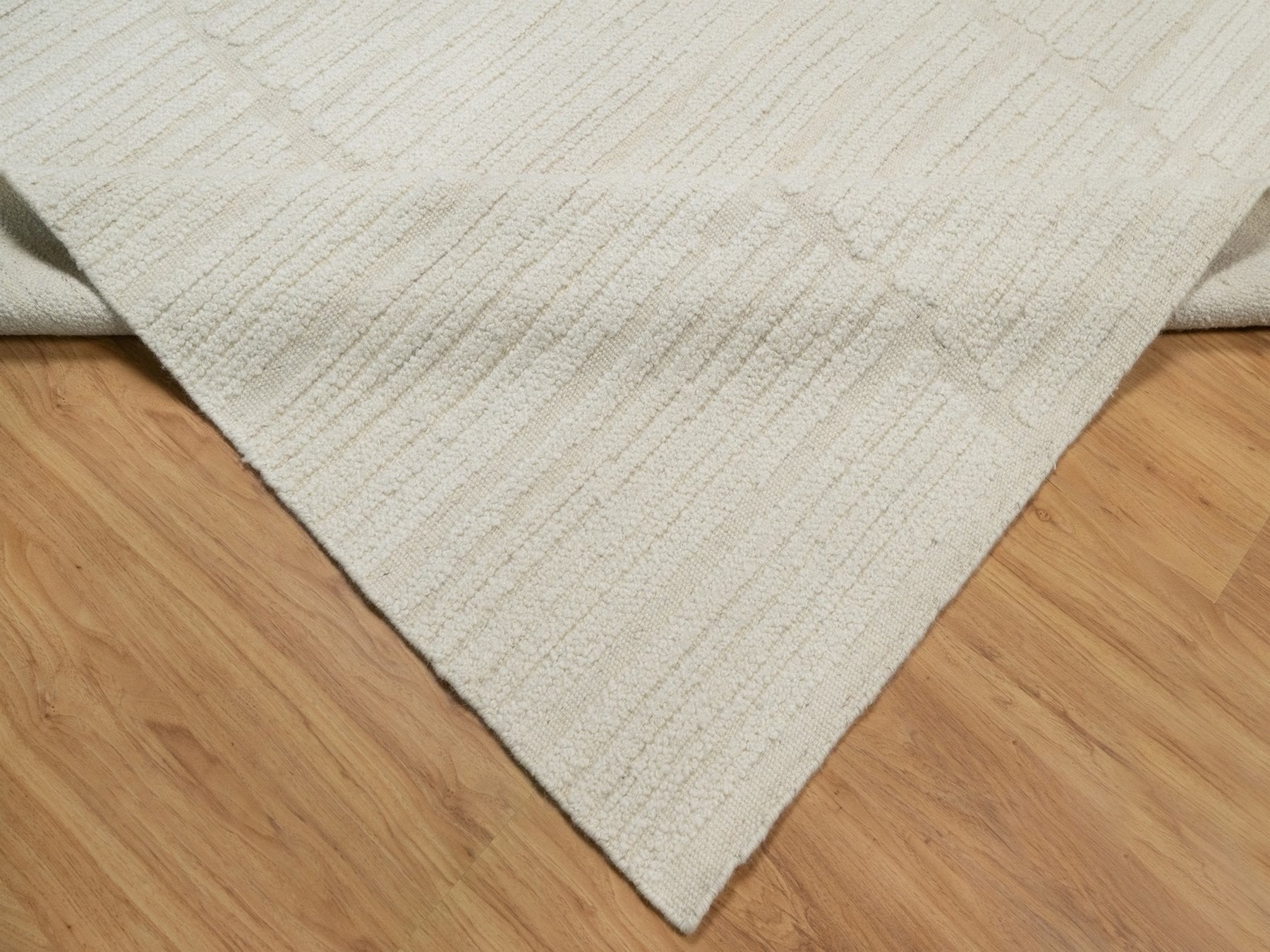 Modern / Contemporary hand-knotted wool rug in Ivory, 9'1" x 12'3" — SKU O092149 (view 6)