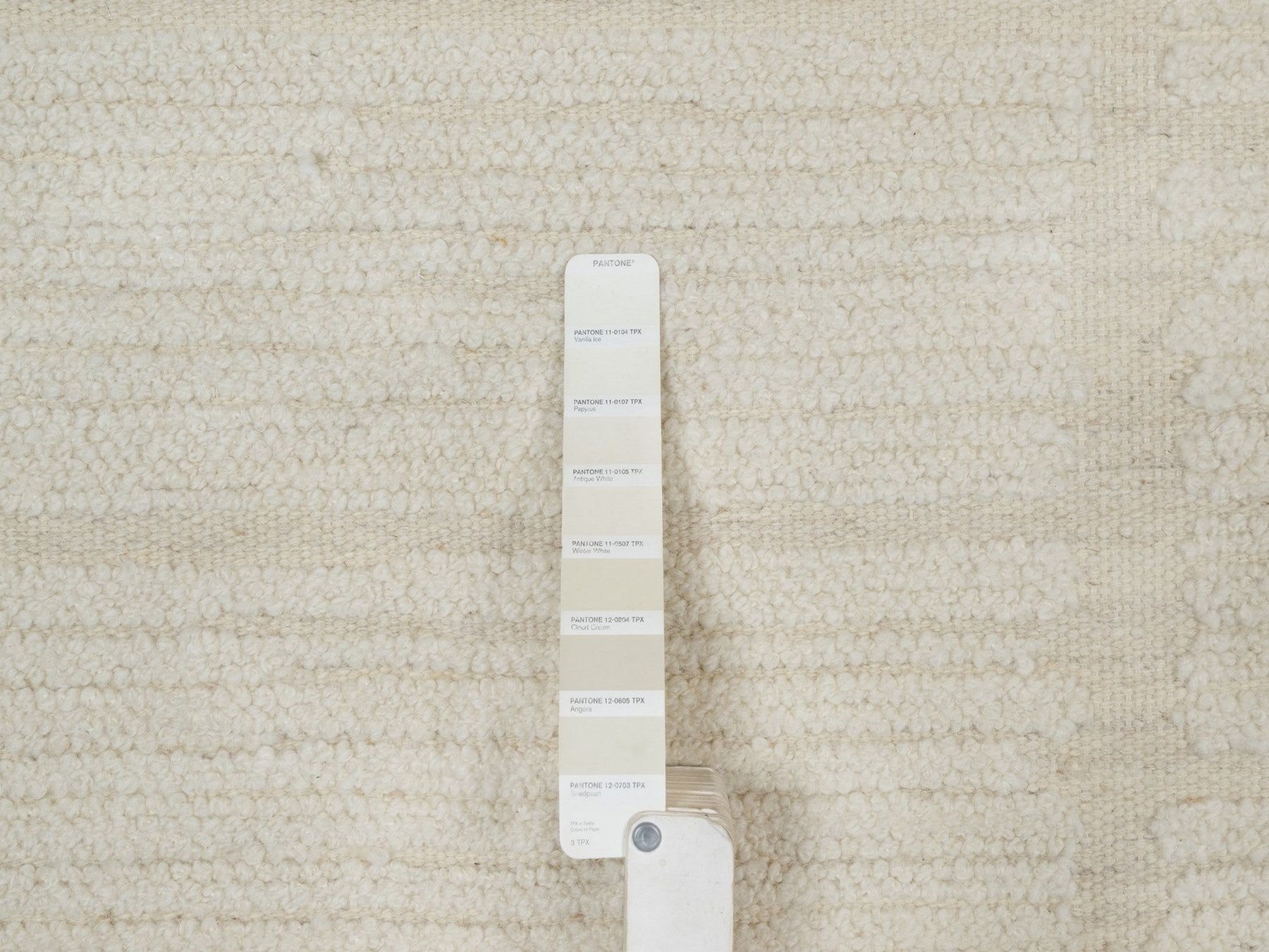 Modern / Contemporary hand-knotted wool rug in Ivory, 9'1" x 12'3" — SKU O092149 (view 7)