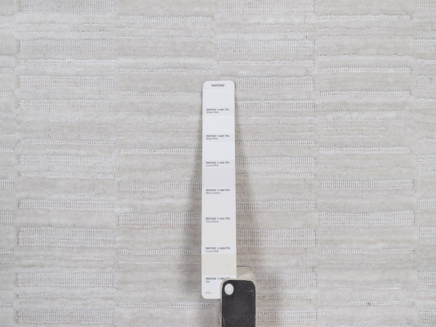 Modern / Contemporary hand-knotted polyester runner in Ivory, 2'8" x 8' — SKU O092199 (view 4)