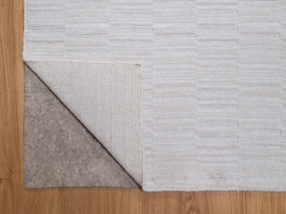 Modern / Contemporary hand-knotted polyester rug in Ivory, 8'2" x 10'1" — SKU O092203 (view 4)