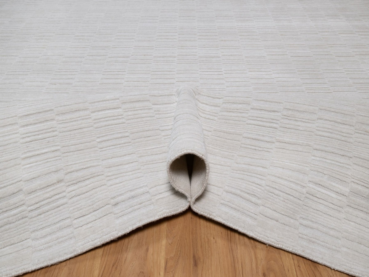 Modern / Contemporary hand-knotted polyester rug in Ivory, 10'1" x 13'11" — SKU O092228 (view 5)