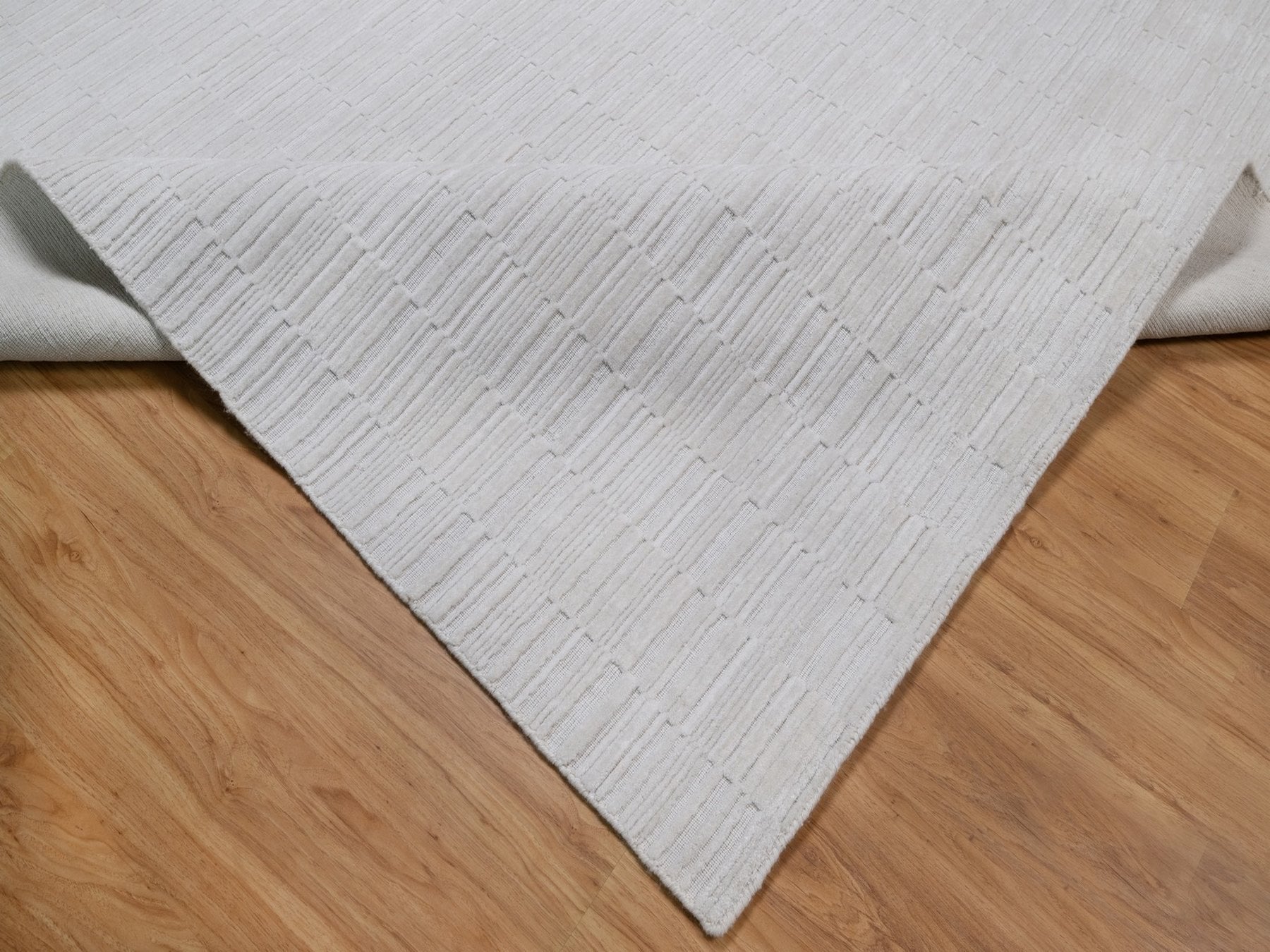Modern / Contemporary hand-knotted polyester rug in Ivory, 10'1" x 13'11" — SKU O092228 (view 6)