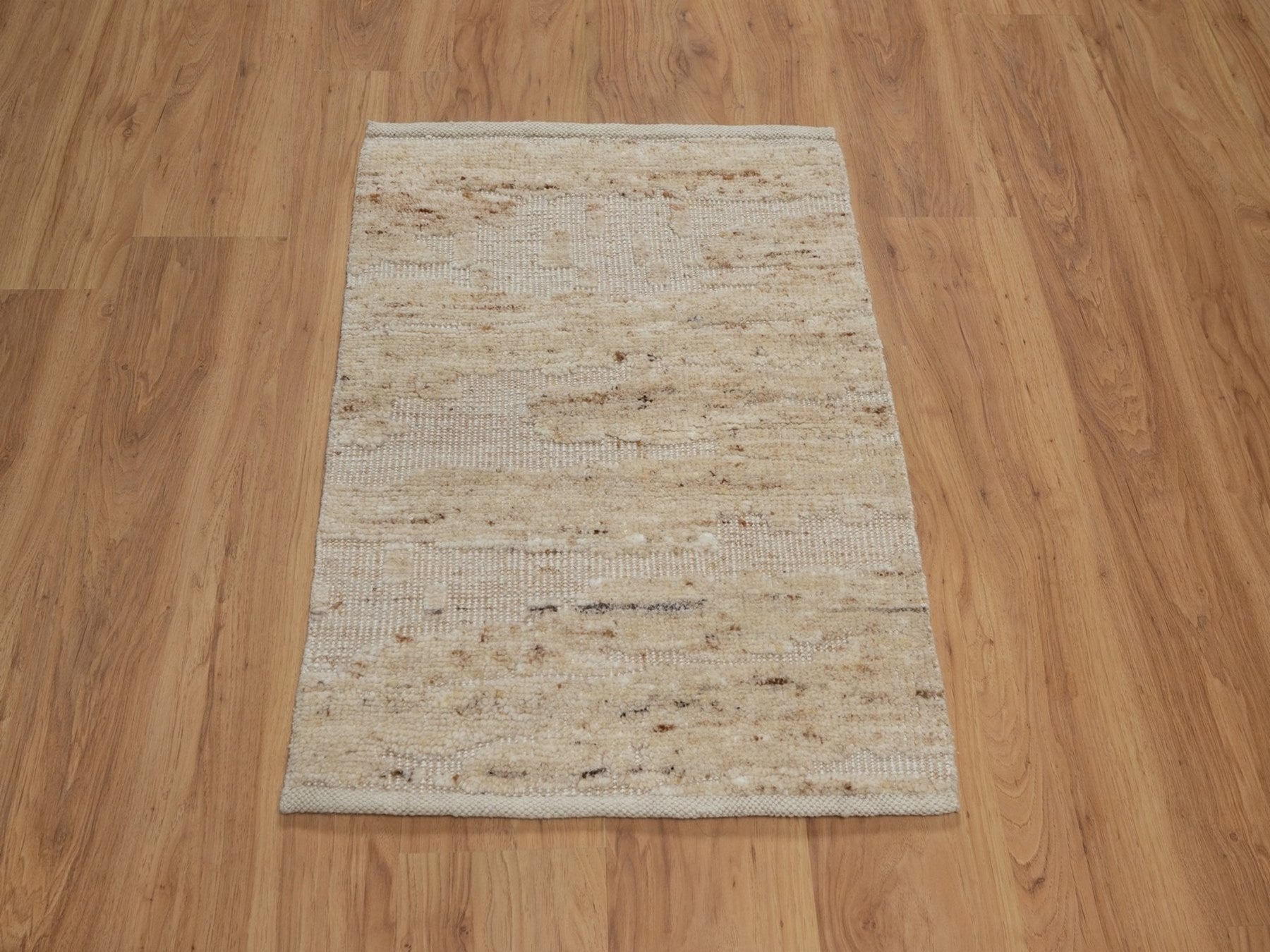 Modern / Contemporary hand-knotted wool rug in Ivory, 2'2" x 3' — SKU O092290 (view 2)
