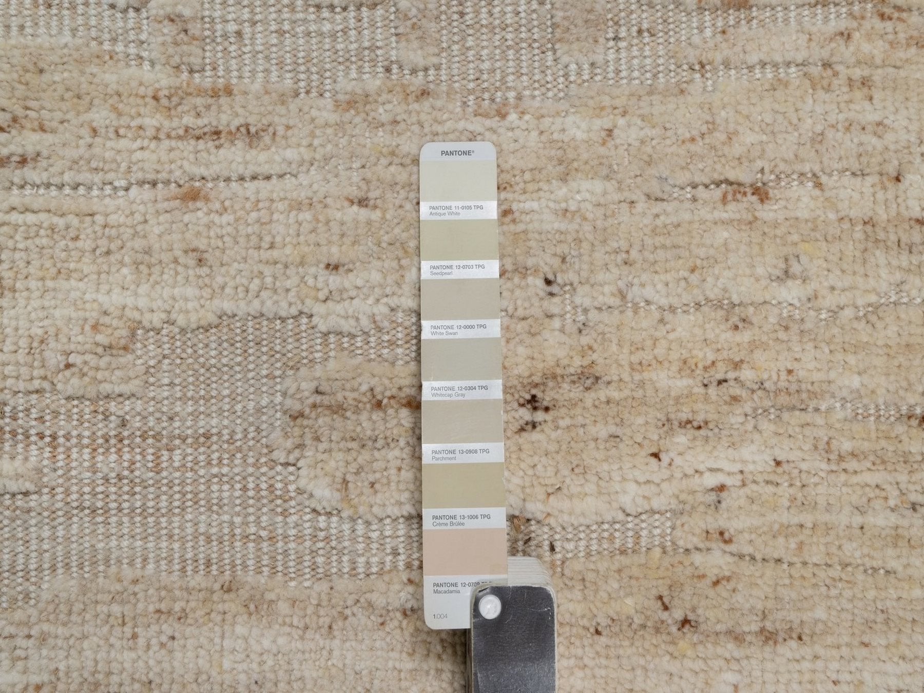 Modern / Contemporary hand-knotted wool rug in Ivory, 2'2" x 3'4" — SKU O092291 (view 4)
