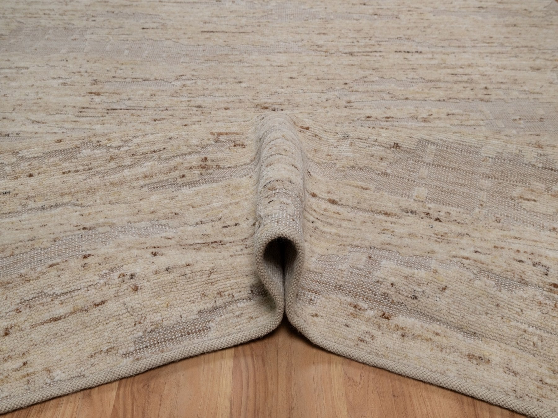 Modern / Contemporary hand-knotted wool rug in Ivory, 8'1" x 10'2" — SKU O092293 (view 5)