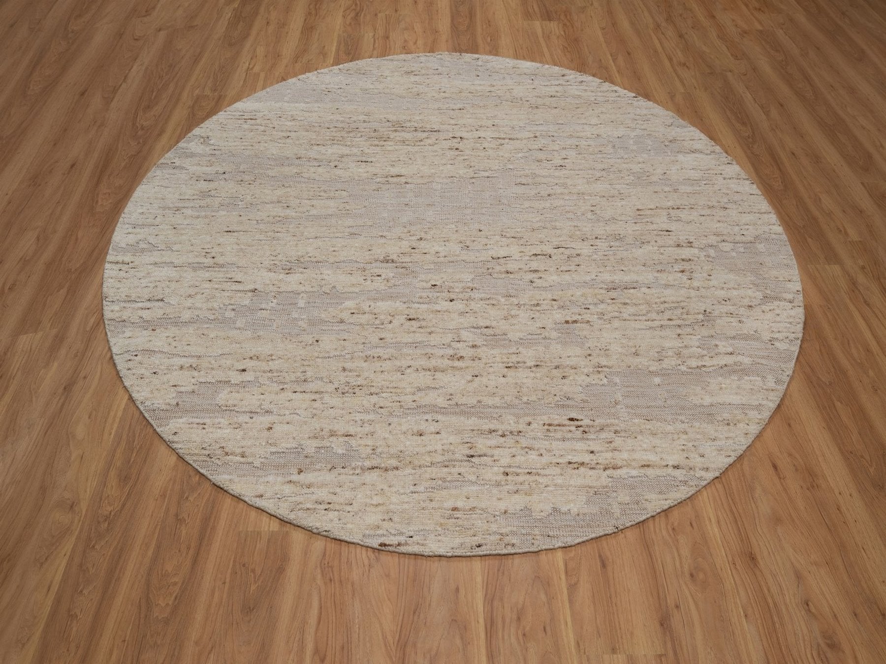 Modern / Contemporary hand-knotted wool rug in Ivory, 7'10" x 7'10" — SKU O092294 (view 2)
