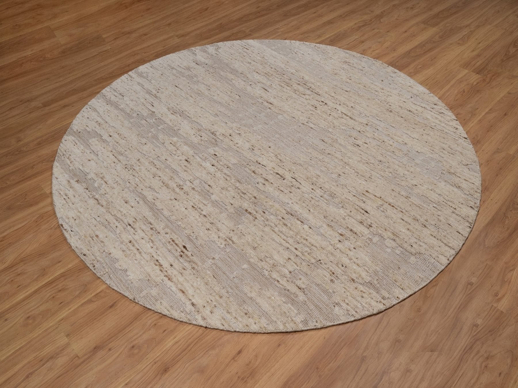 Modern / Contemporary hand-knotted wool rug in Ivory, 7'10" x 7'10" — SKU O092294 (view 3)