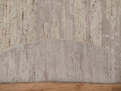 Modern / Contemporary hand-knotted wool rug in Ivory, 7'10" x 7'10" — SKU O092294 (view 4)