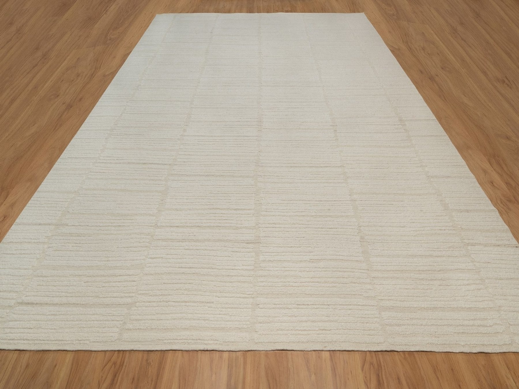 Modern / Contemporary hand-knotted wool rug in Ivory, 11'11" x 15'2" — SKU O092299 (view 2)