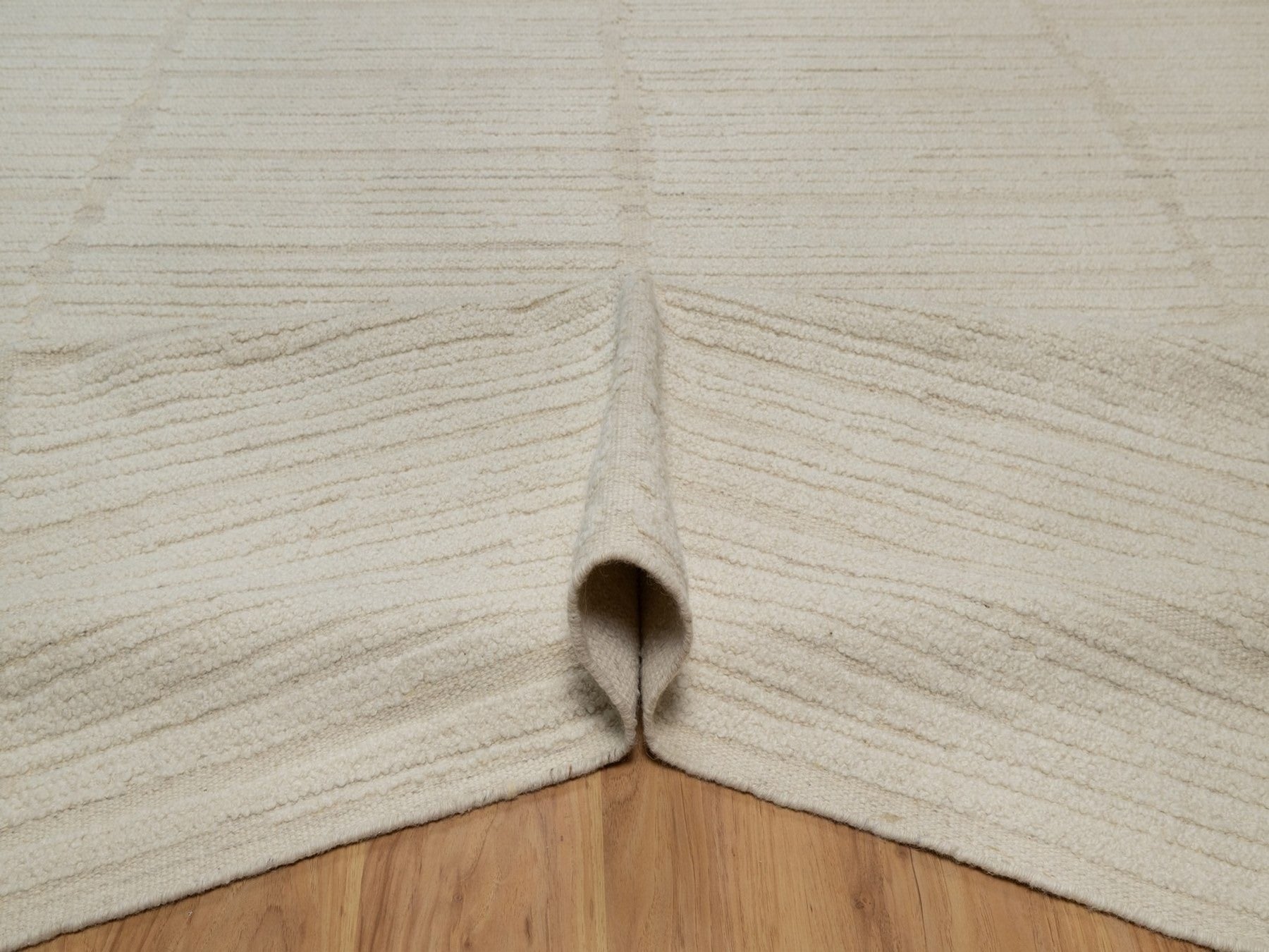 Modern / Contemporary hand-knotted wool rug in Ivory, 11'11" x 15'2" — SKU O092299 (view 5)