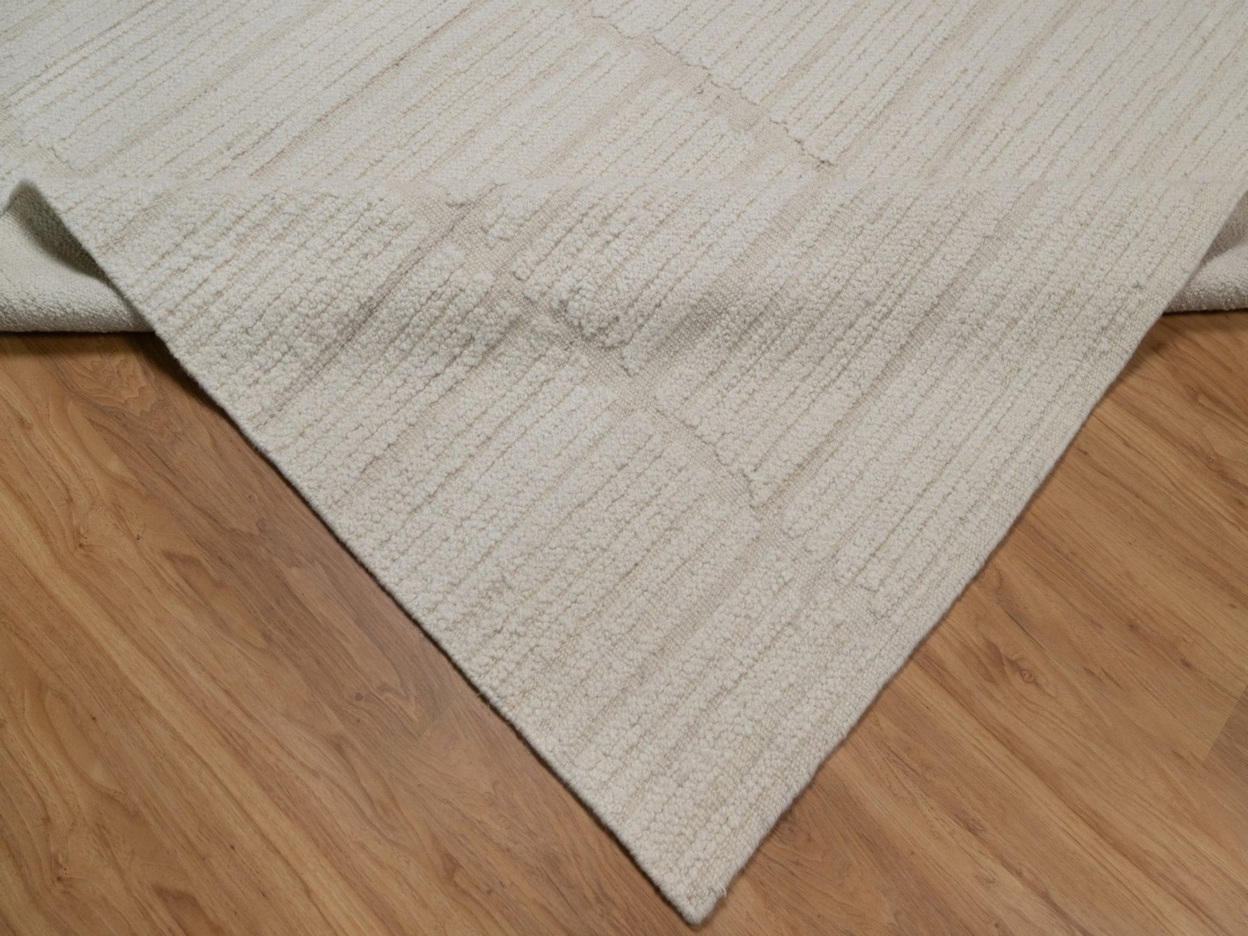 Modern / Contemporary hand-knotted wool rug in Ivory, 11'11" x 15'2" — SKU O092299 (view 6)