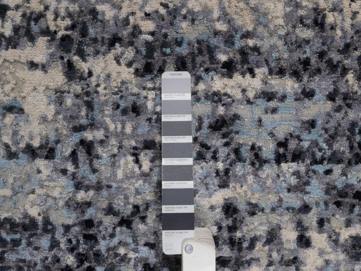 Modern / Contemporary hand-knotted wool/silk rug in Gray, 5' x 7'1" — SKU O092303 (view 4)